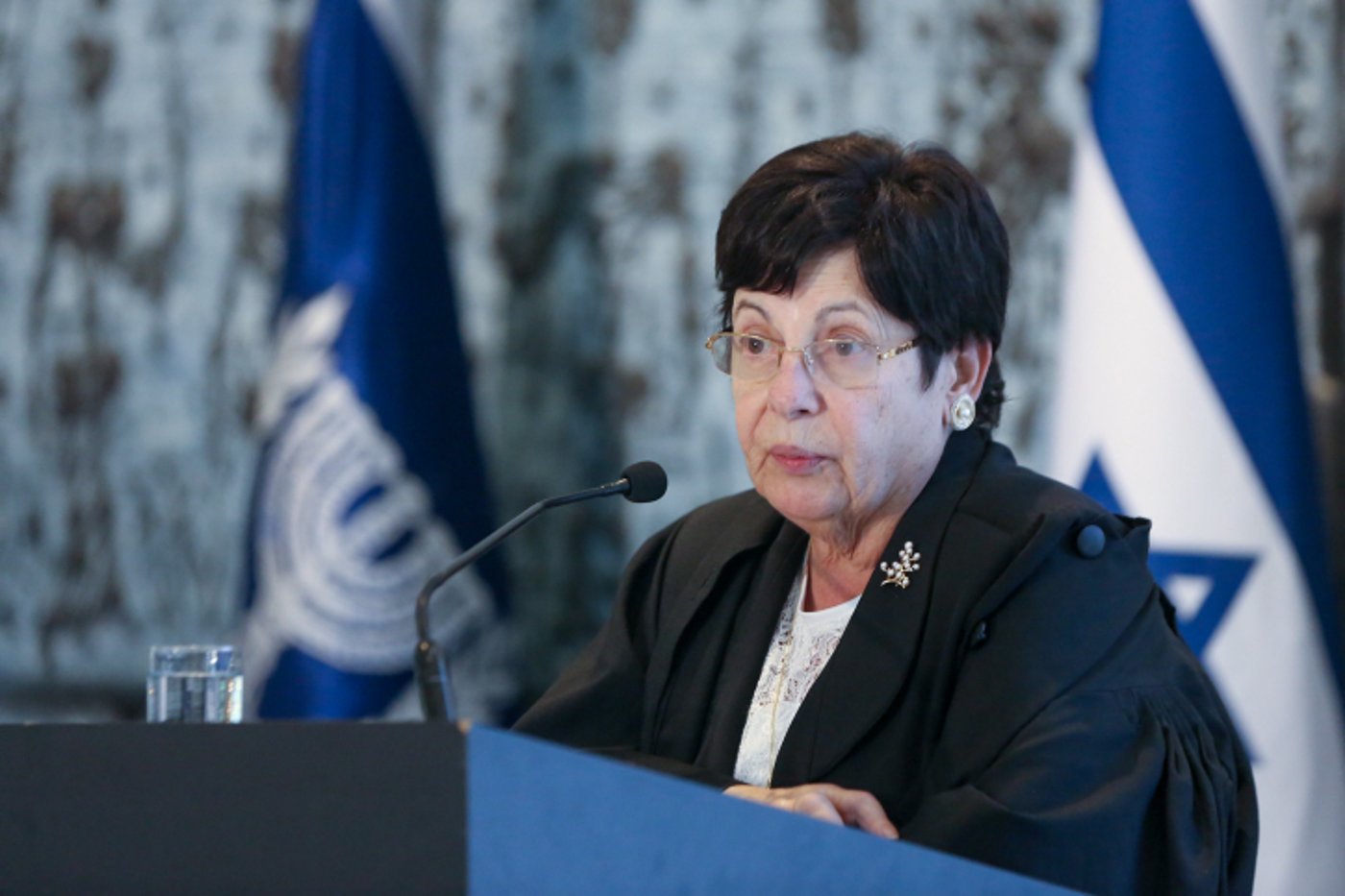 מרים נאור