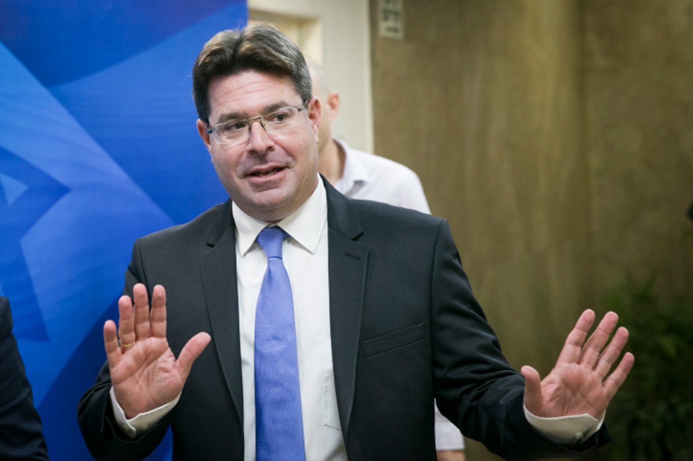 השר אקוניס