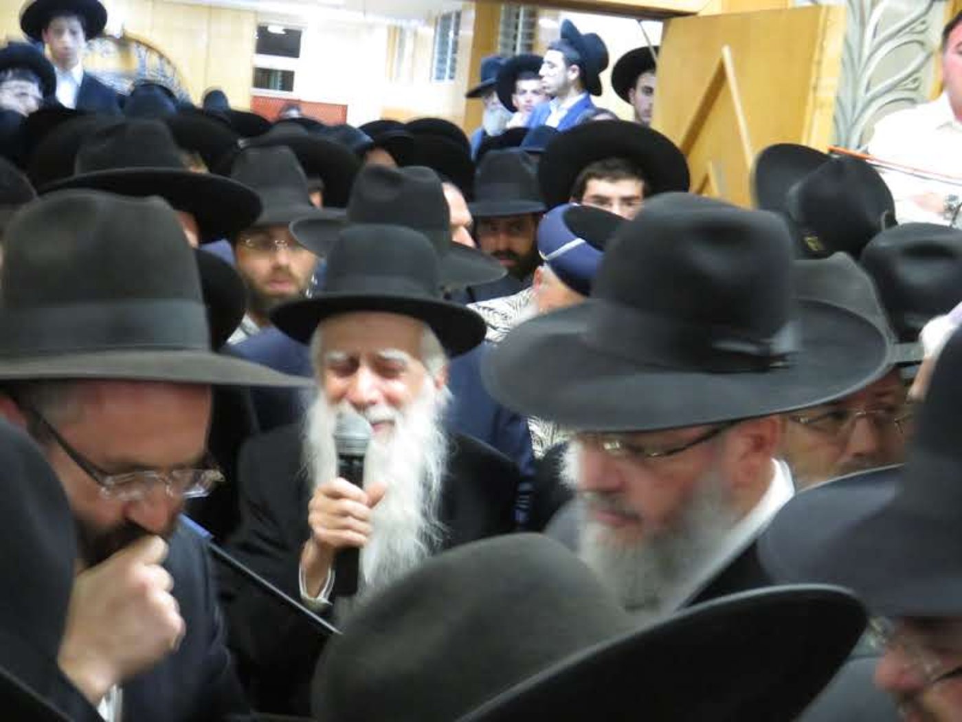אלפים בהלווית הגאון רבי ראובן שראבני זצ"ל