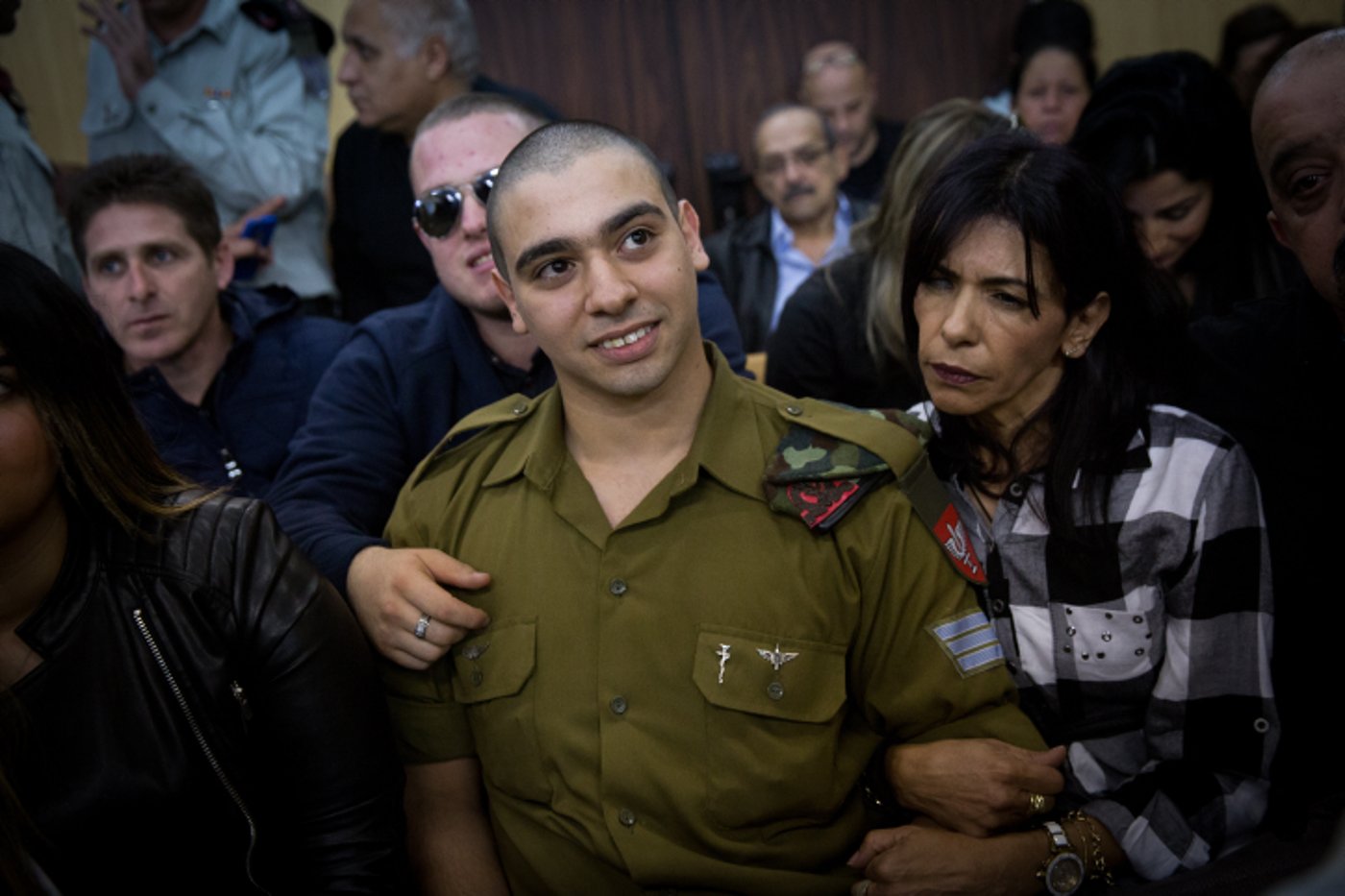 אזריה עם אמו באחד הדיונים הקודמים