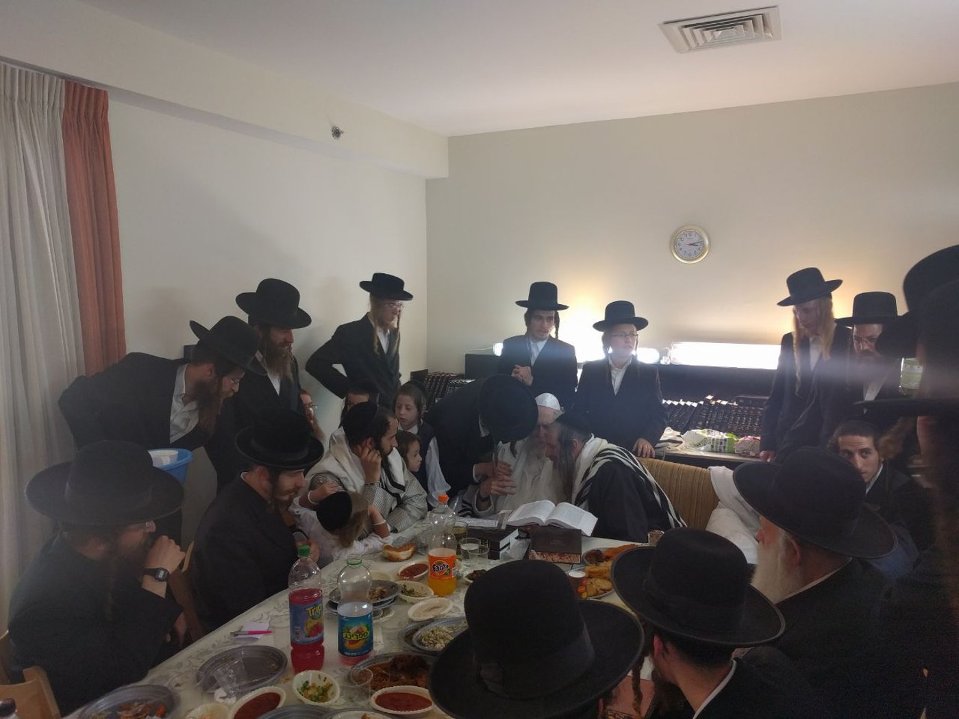 ברית לנין ואירוסין לנכדה: צפו בשמחות אצל הרב אליעזר ברלנד