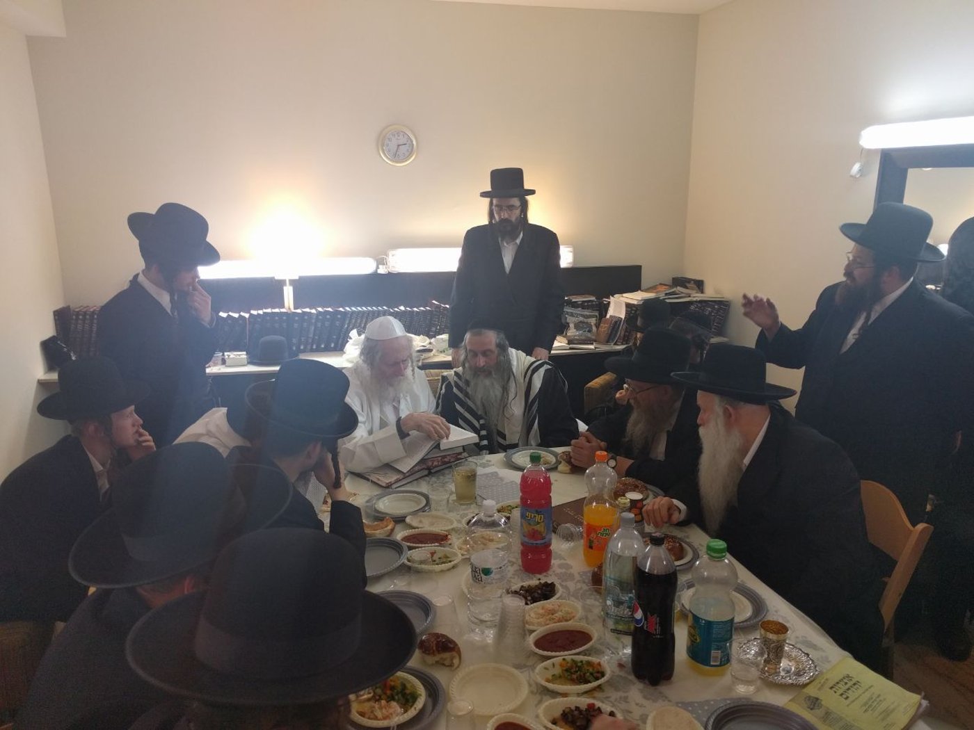 ברית לנין ואירוסין לנכדה: צפו בשמחות אצל הרב אליעזר ברלנד