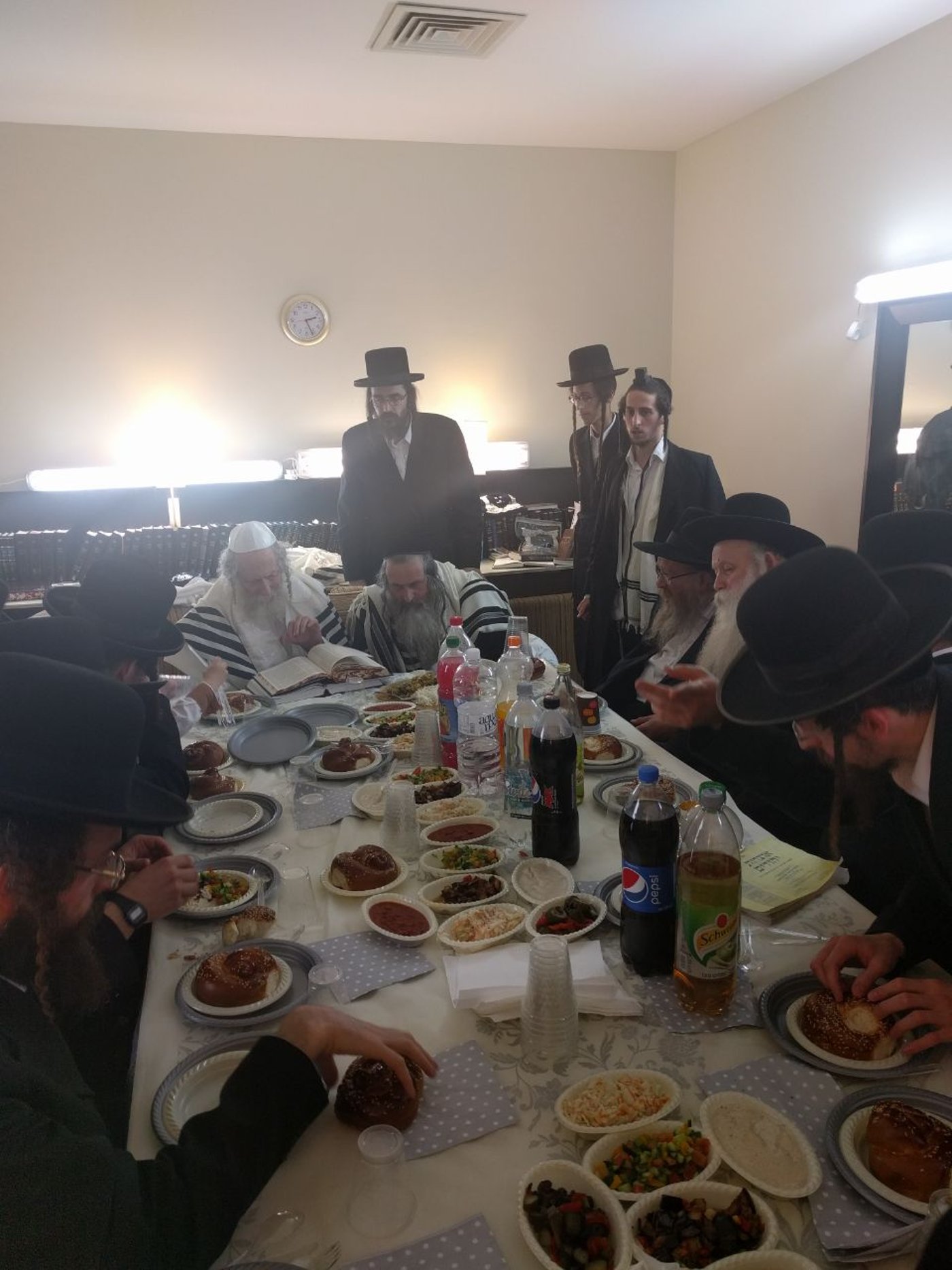 ברית לנין ואירוסין לנכדה: צפו בשמחות אצל הרב אליעזר ברלנד