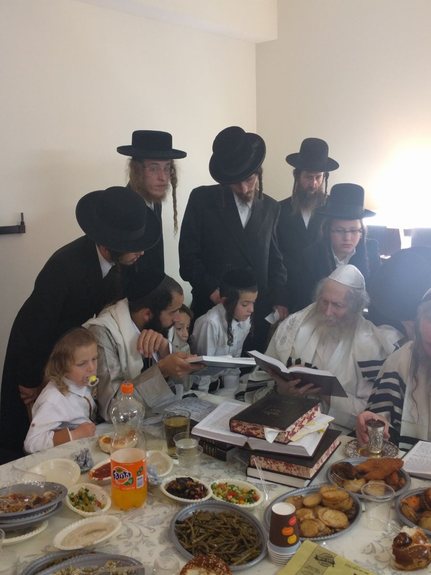 ברית לנין ואירוסין לנכדה: צפו בשמחות אצל הרב אליעזר ברלנד