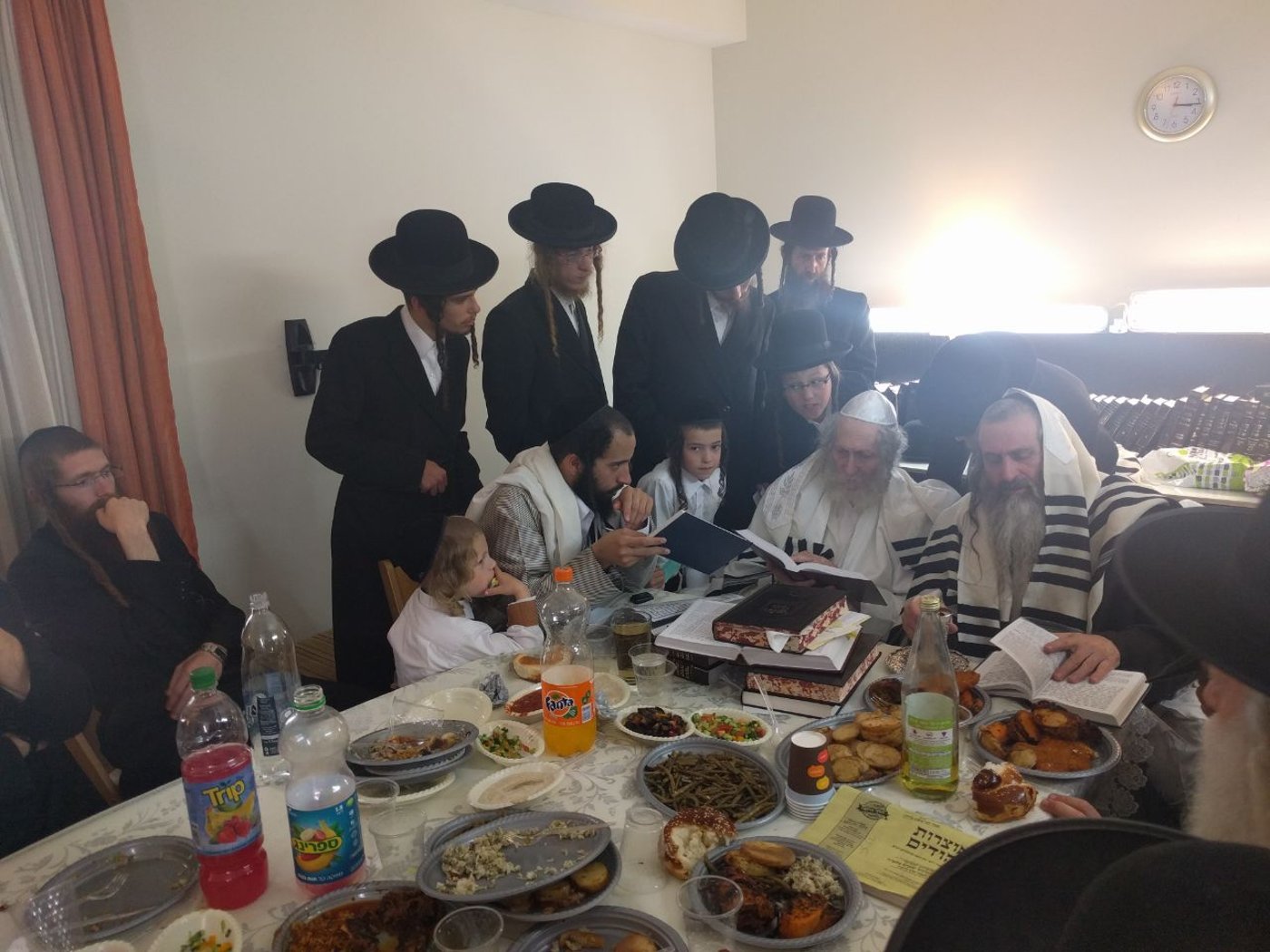 ברית לנין ואירוסין לנכדה: צפו בשמחות אצל הרב אליעזר ברלנד