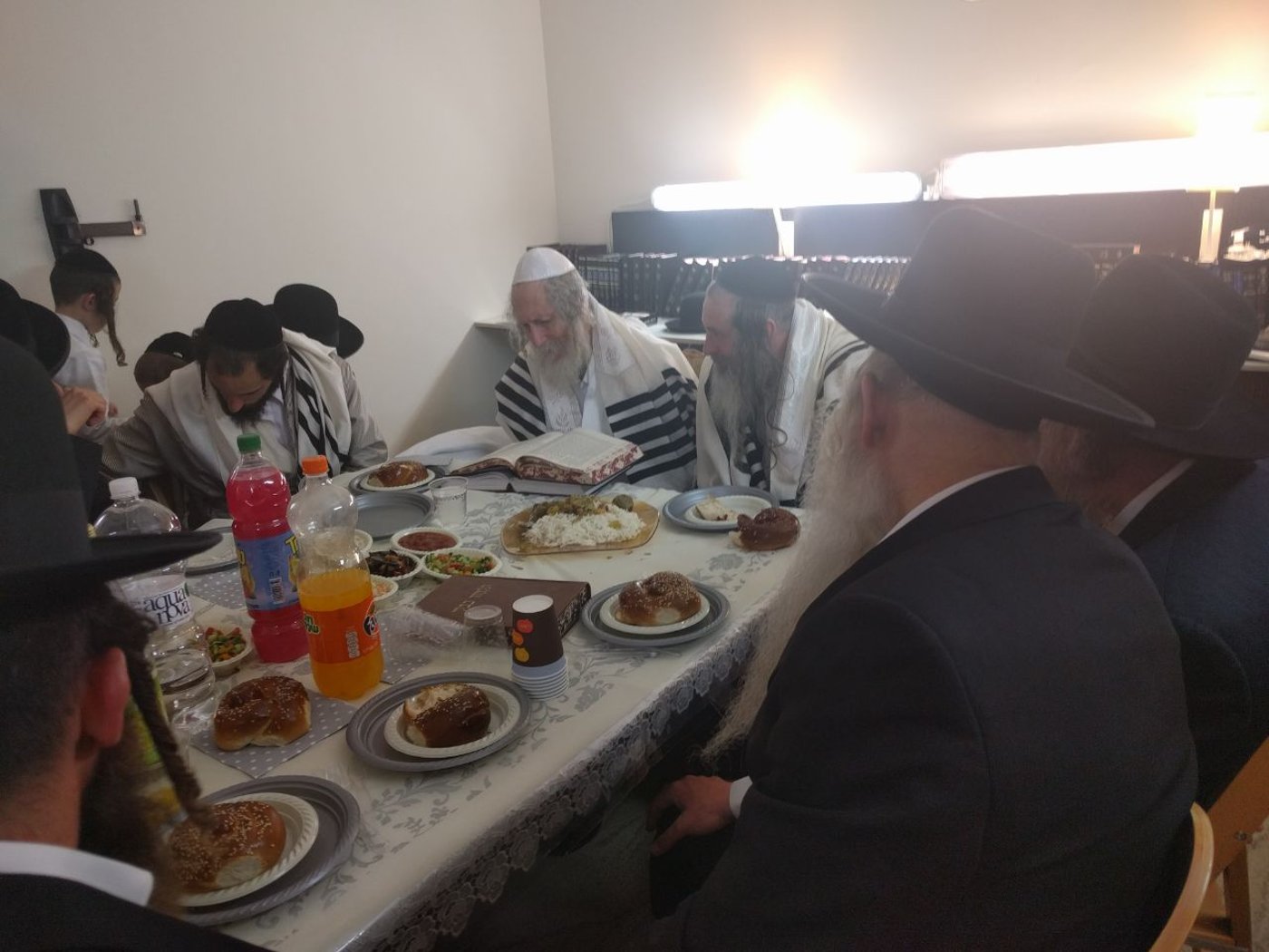 ברית לנין ואירוסין לנכדה: צפו בשמחות אצל הרב אליעזר ברלנד