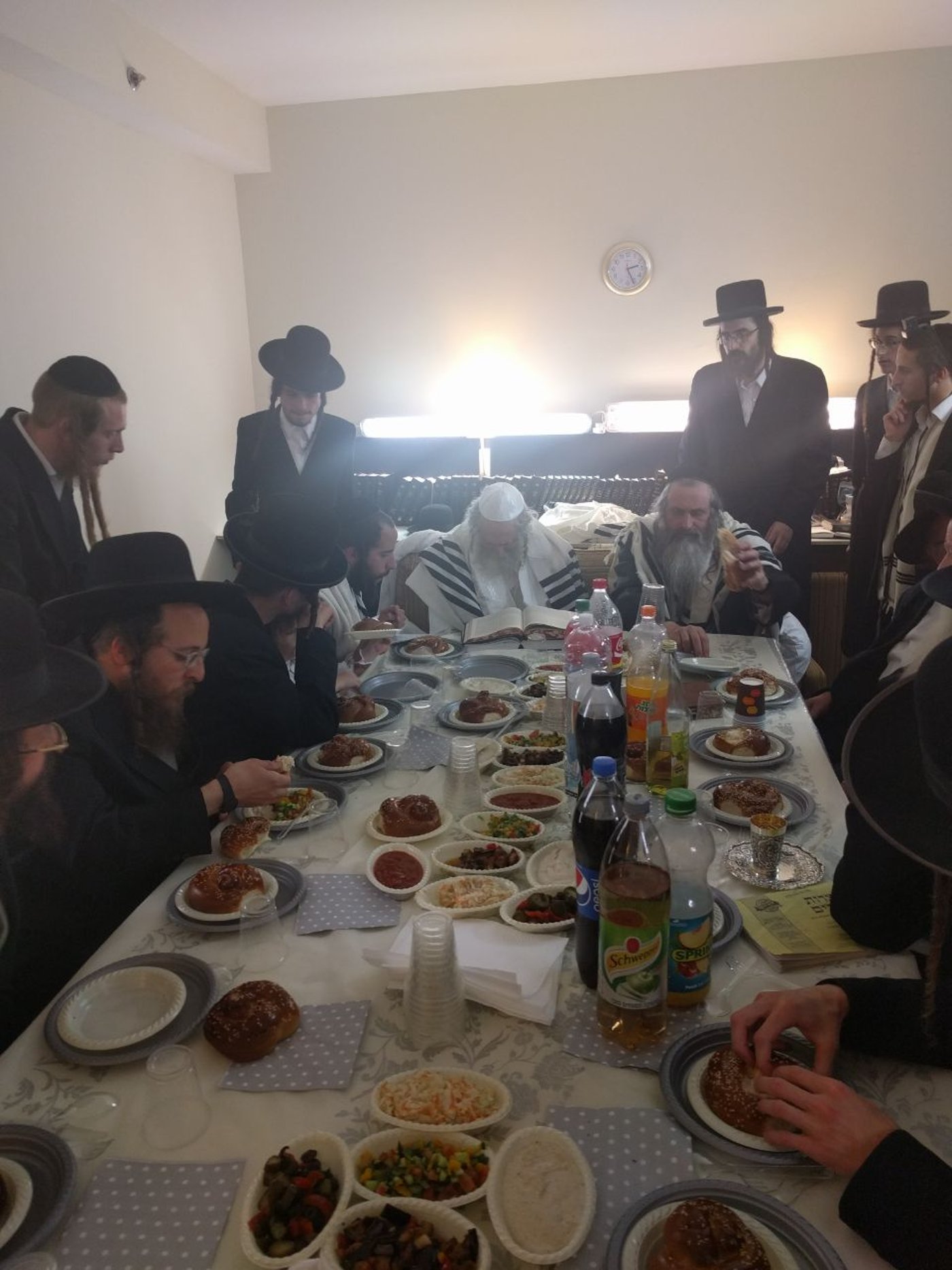 ברית לנין ואירוסין לנכדה: צפו בשמחות אצל הרב אליעזר ברלנד