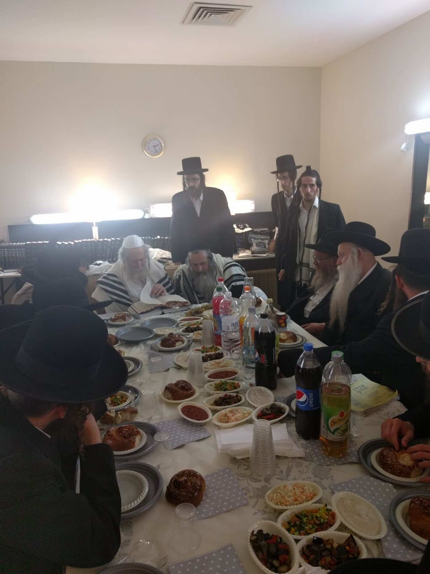 ברית לנין ואירוסין לנכדה: צפו בשמחות אצל הרב אליעזר ברלנד