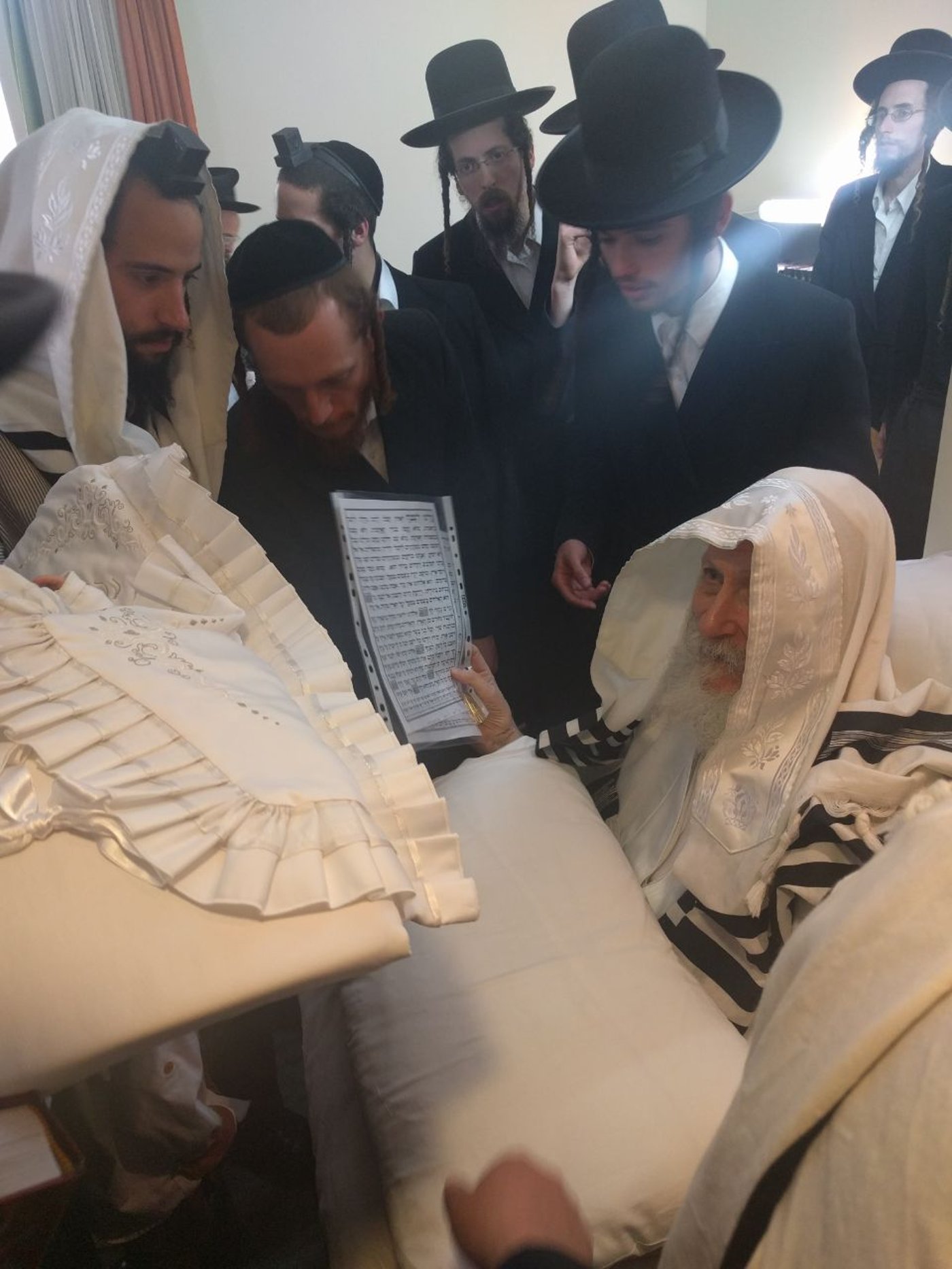 ברית לנין ואירוסין לנכדה: צפו בשמחות אצל הרב אליעזר ברלנד