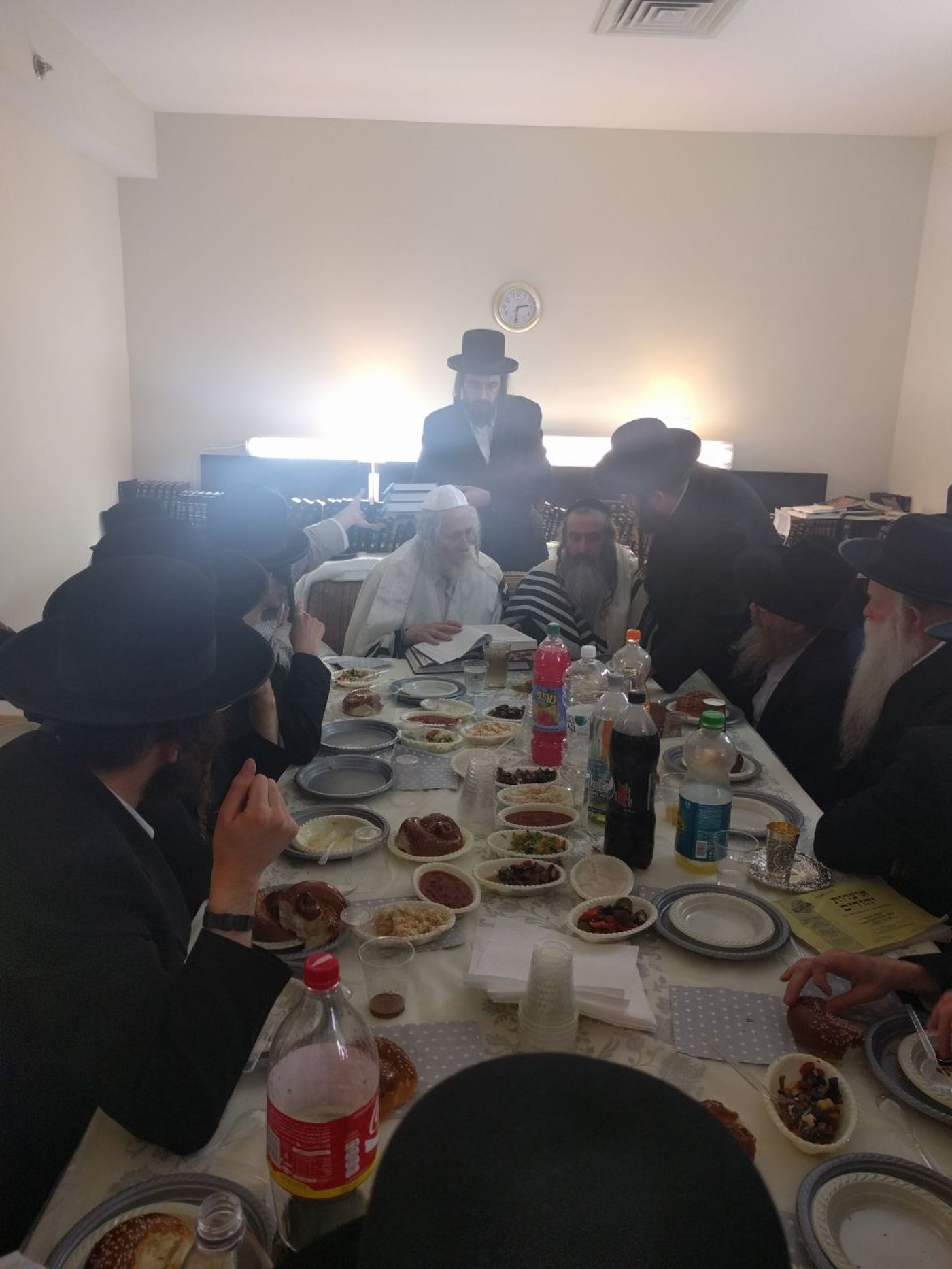 ברית לנין ואירוסין לנכדה: צפו בשמחות אצל הרב אליעזר ברלנד