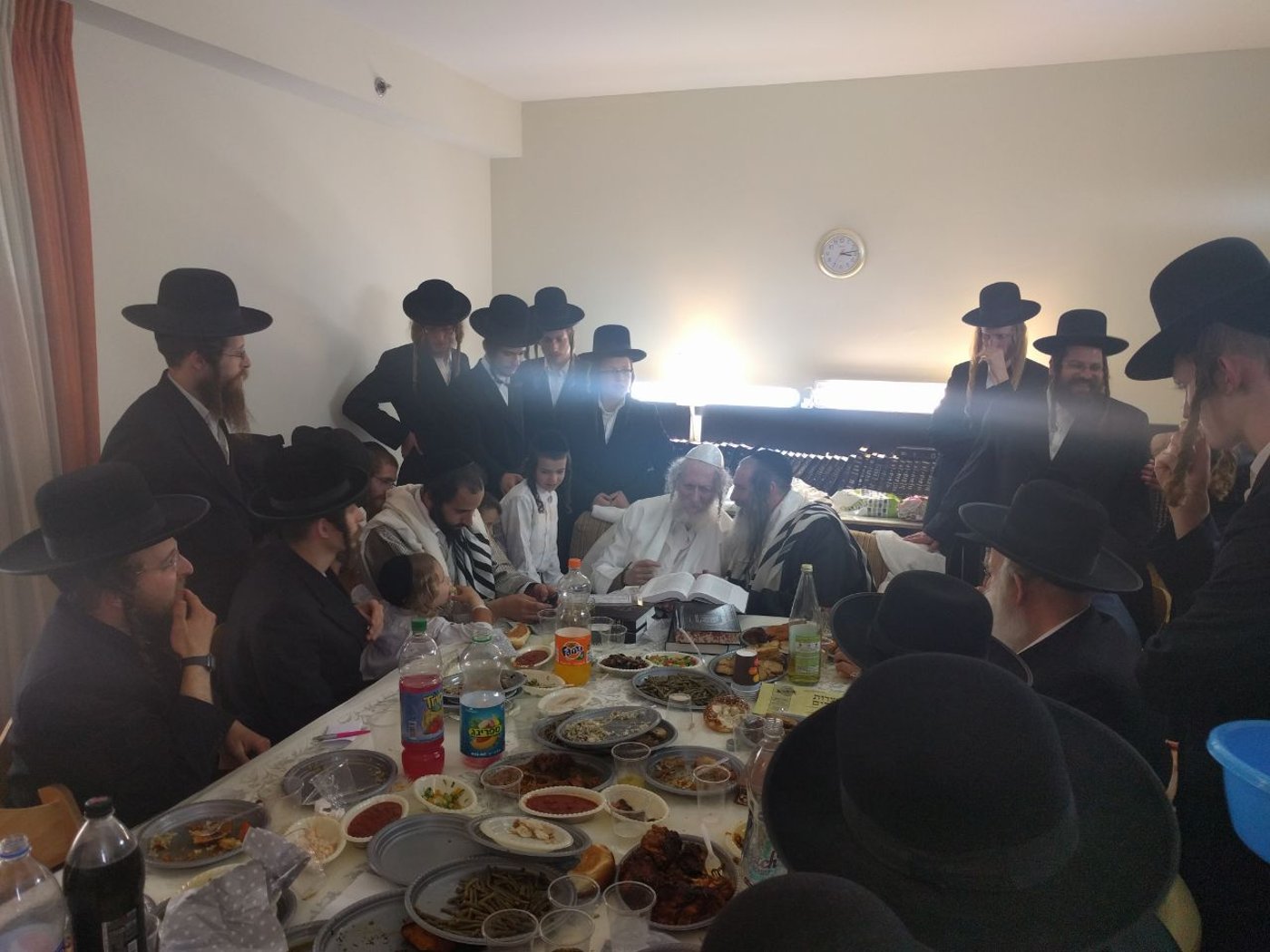ברית לנין ואירוסין לנכדה: צפו בשמחות אצל הרב אליעזר ברלנד