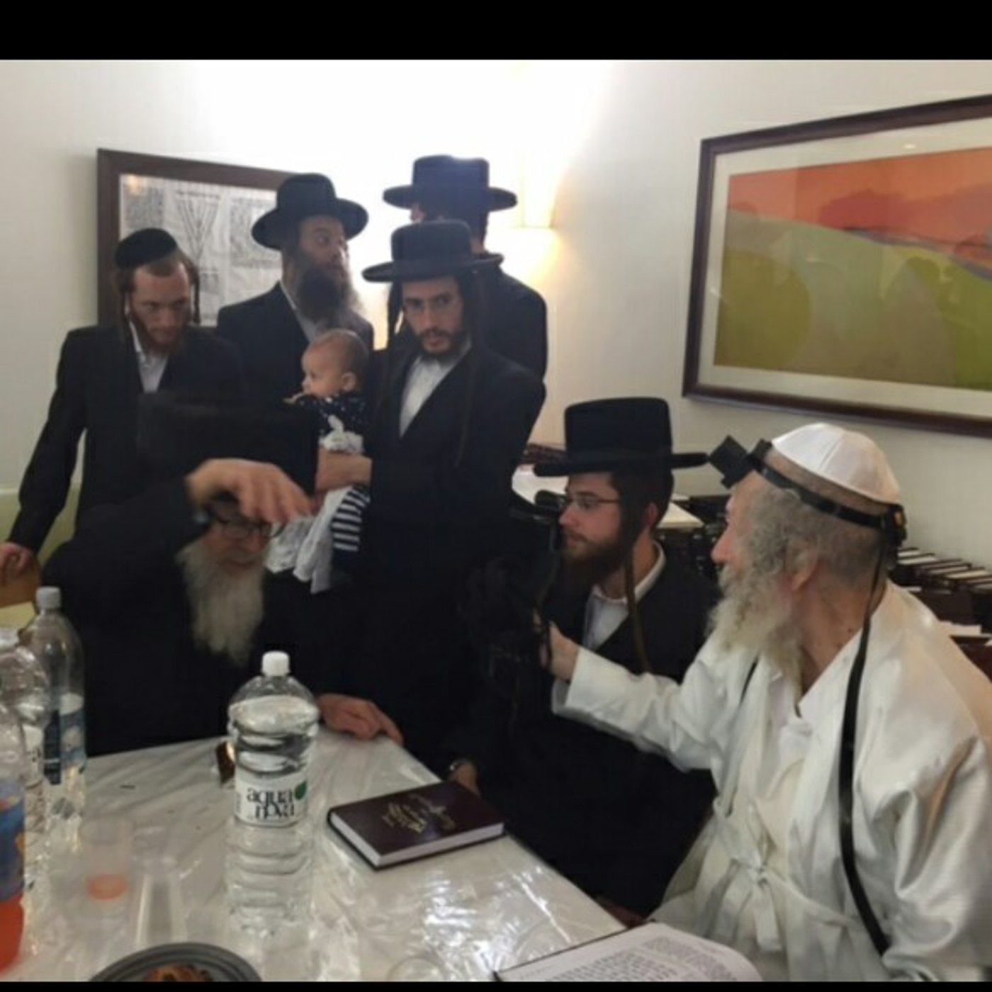 ברית לנין ואירוסין לנכדה: צפו בשמחות אצל הרב אליעזר ברלנד