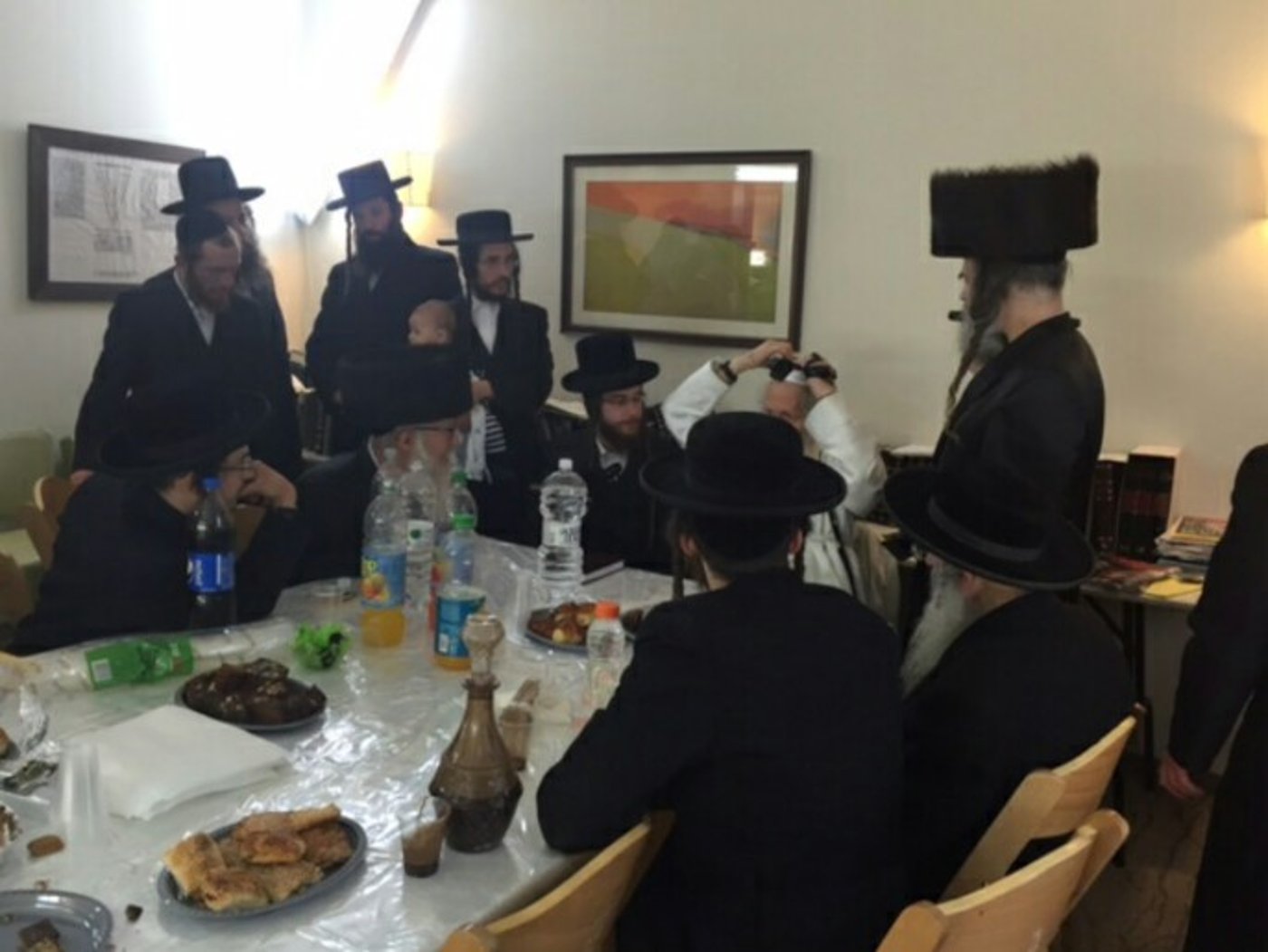ברית לנין ואירוסין לנכדה: צפו בשמחות אצל הרב אליעזר ברלנד