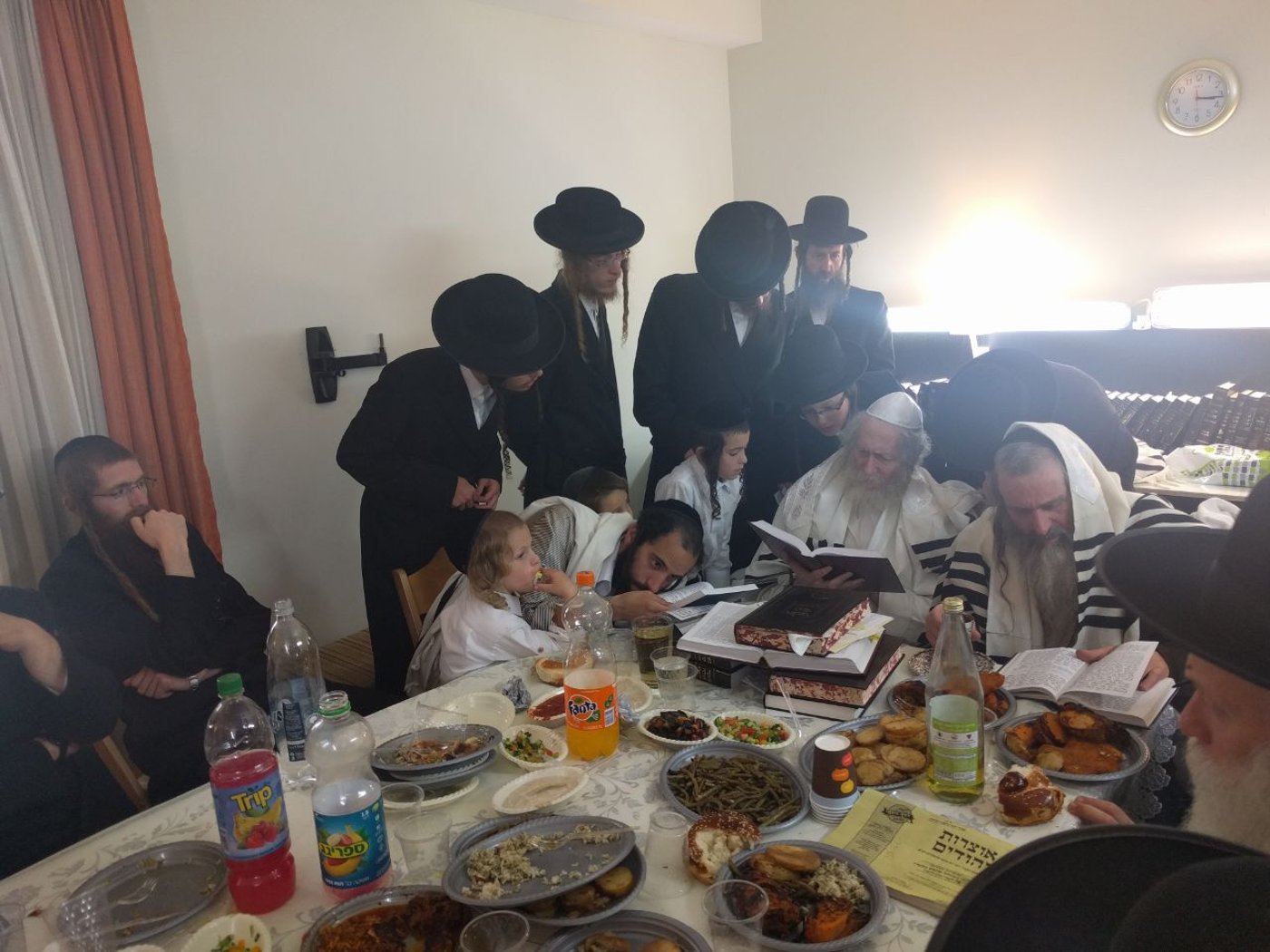 ברית לנין ואירוסין לנכדה: צפו בשמחות אצל הרב אליעזר ברלנד