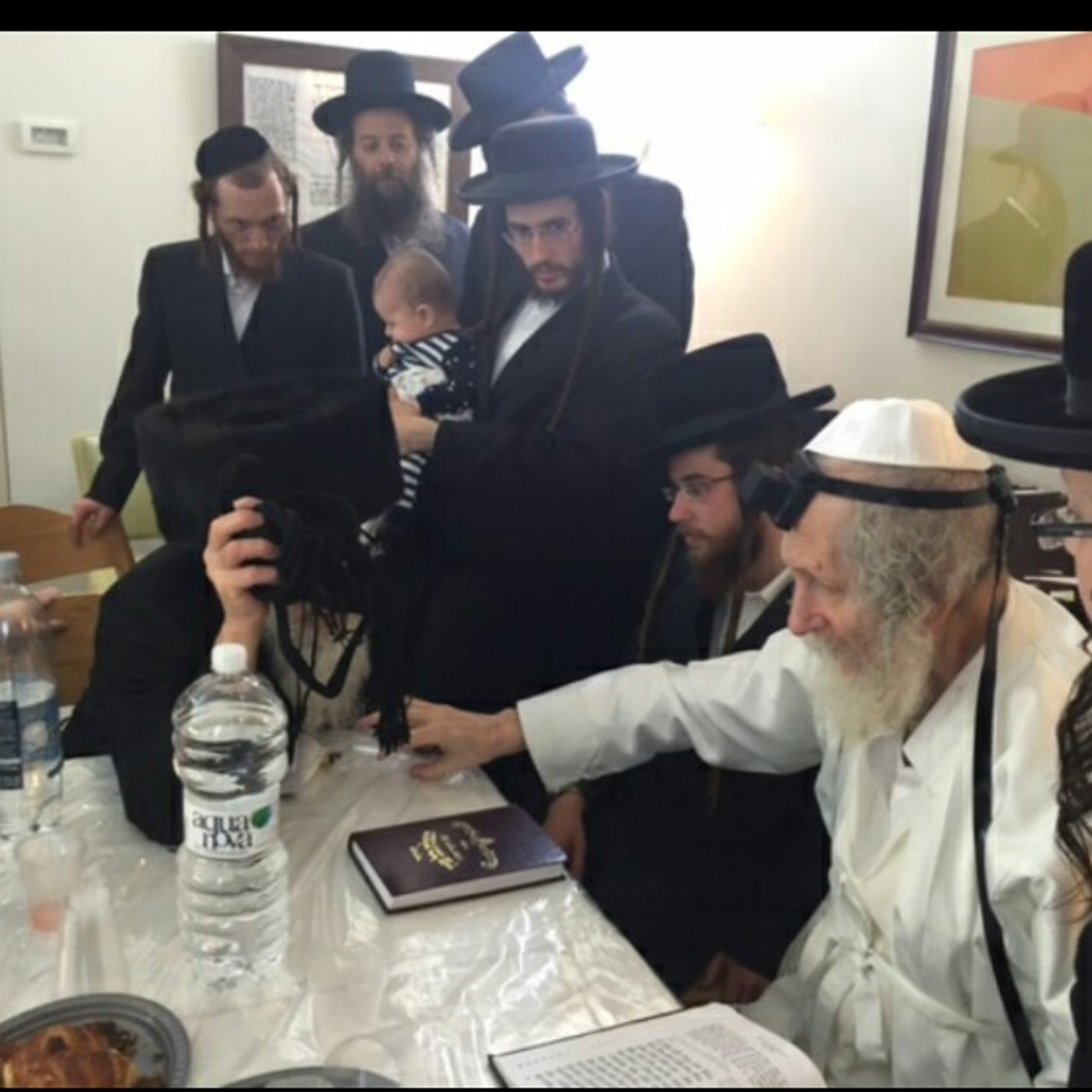 ברית לנין ואירוסין לנכדה: צפו בשמחות אצל הרב אליעזר ברלנד