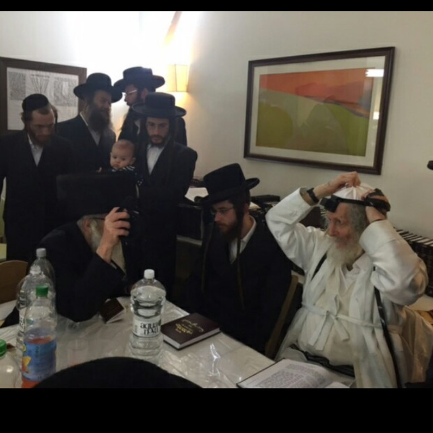 ברית לנין ואירוסין לנכדה: צפו בשמחות אצל הרב אליעזר ברלנד