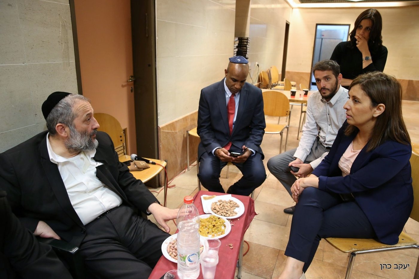 ניחום אבלים אצל השר אריה דרעי ביום ראשון • גלריה