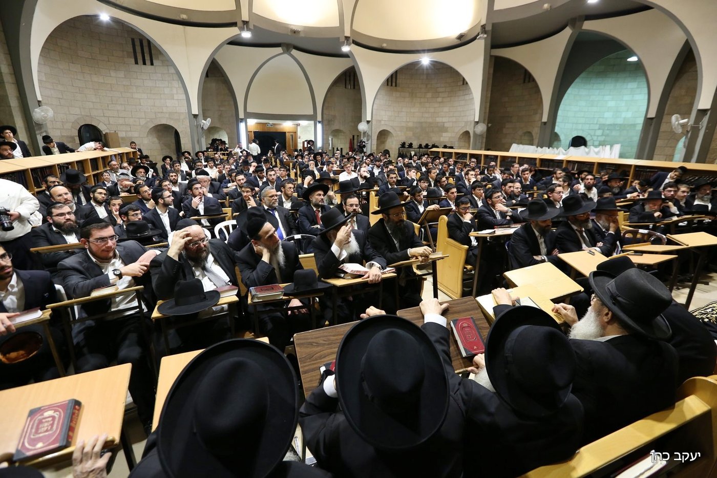 ראש הישיבה חכם שלום כהן ספד לרעייתו ובכה • צפו