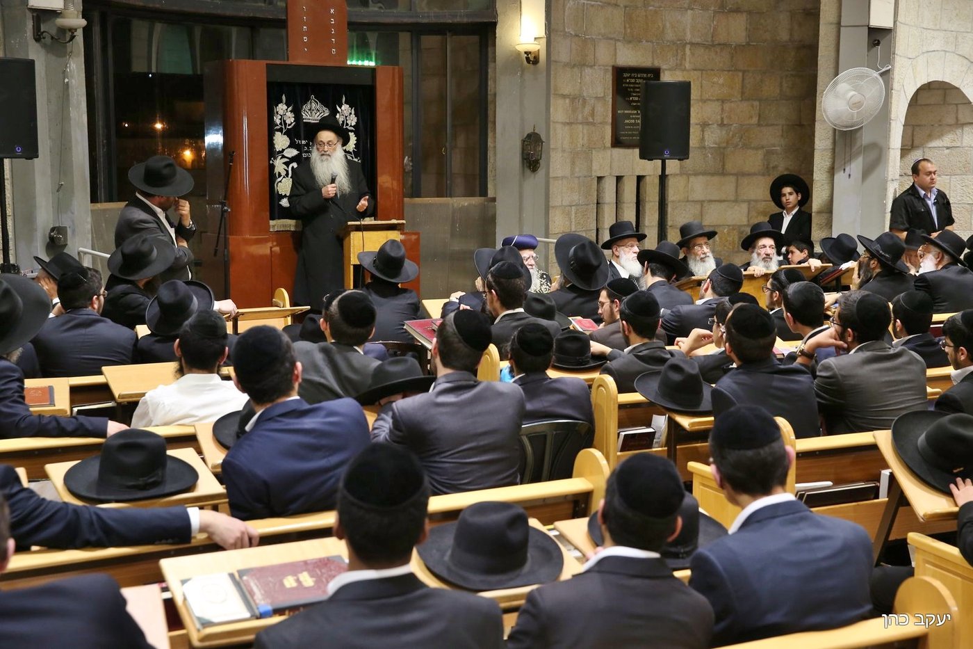 ראש הישיבה חכם שלום כהן ספד לרעייתו ובכה • צפו