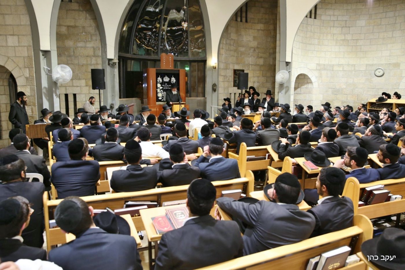 ראש הישיבה חכם שלום כהן ספד לרעייתו ובכה • צפו