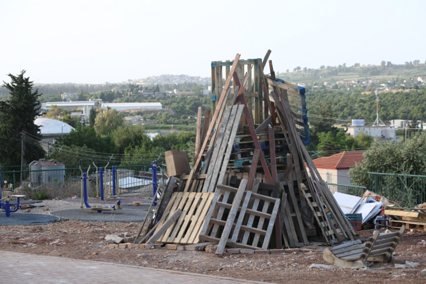 מדורה במירון ממתינה להדלקה