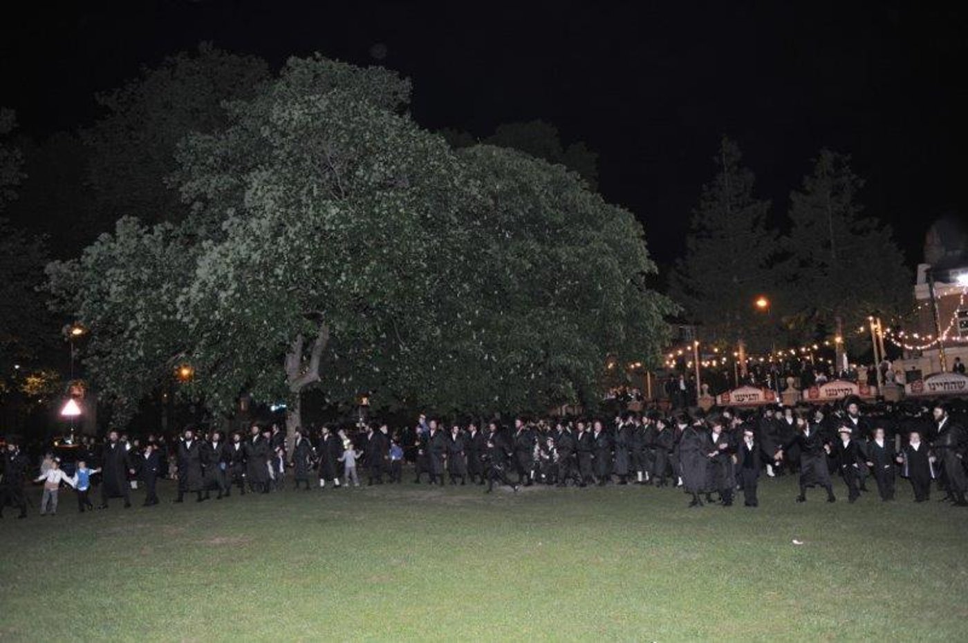 לונדון: 15 אלף איש בהדלקה של האדמו"ר מבעלזא