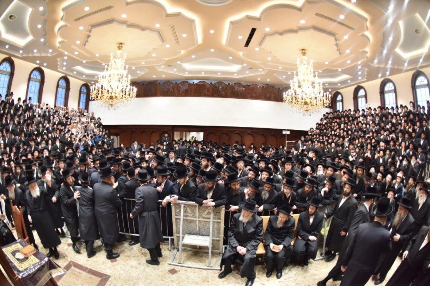 לונדון: 15 אלף איש בהדלקה של האדמו"ר מבעלזא