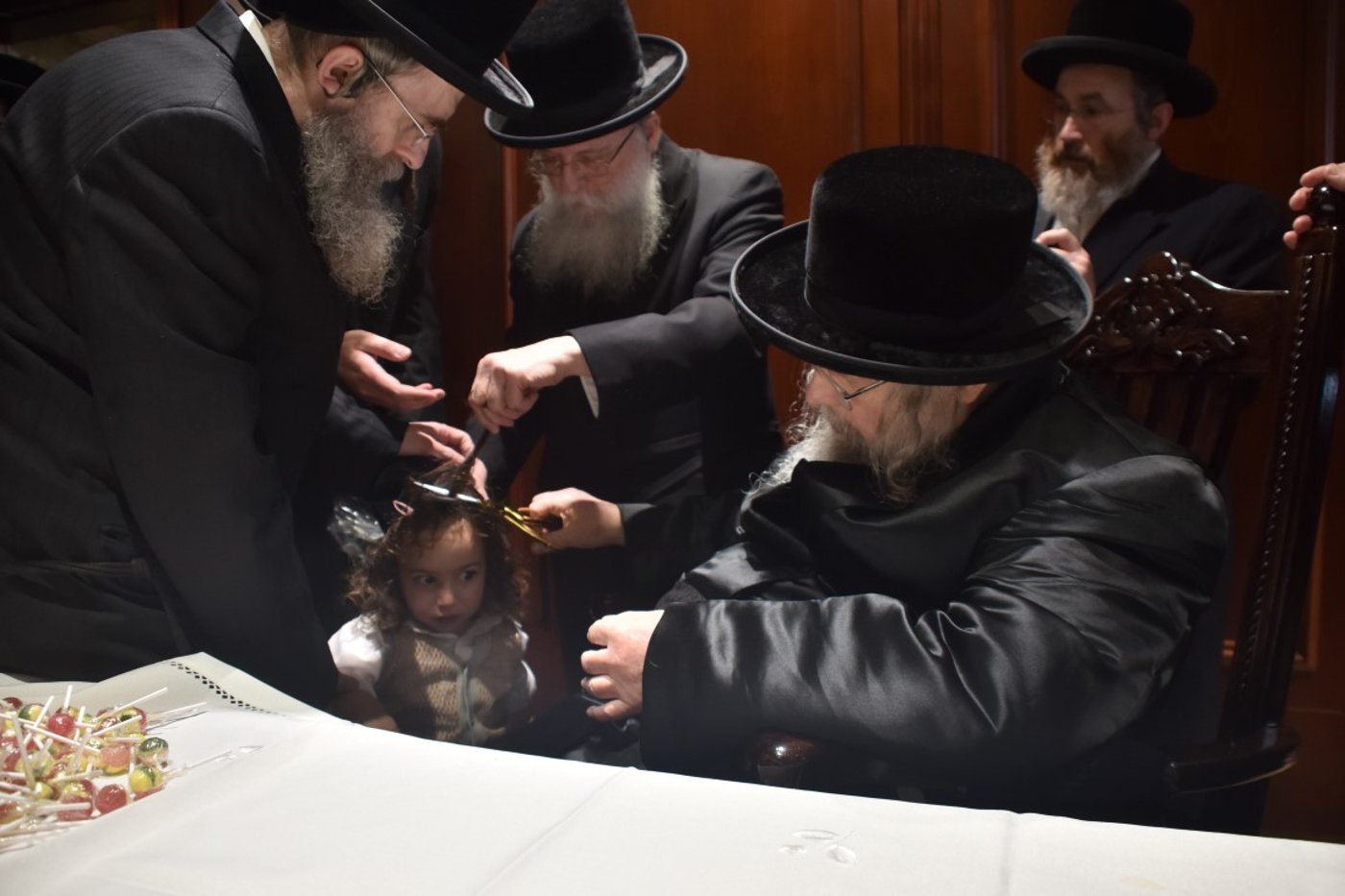 אלפים בטיש ל"ג בעומר של האדמו"ר מבעלזא • צפו