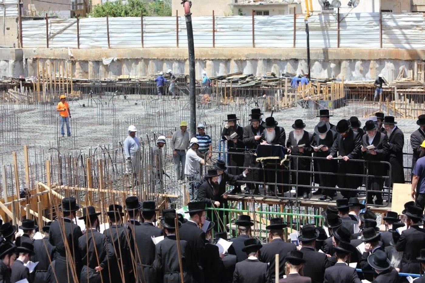 יציקת ביהמ"ד הגדול של מכנובקא-בעלזא - במעמד האדמו"ר • צפו