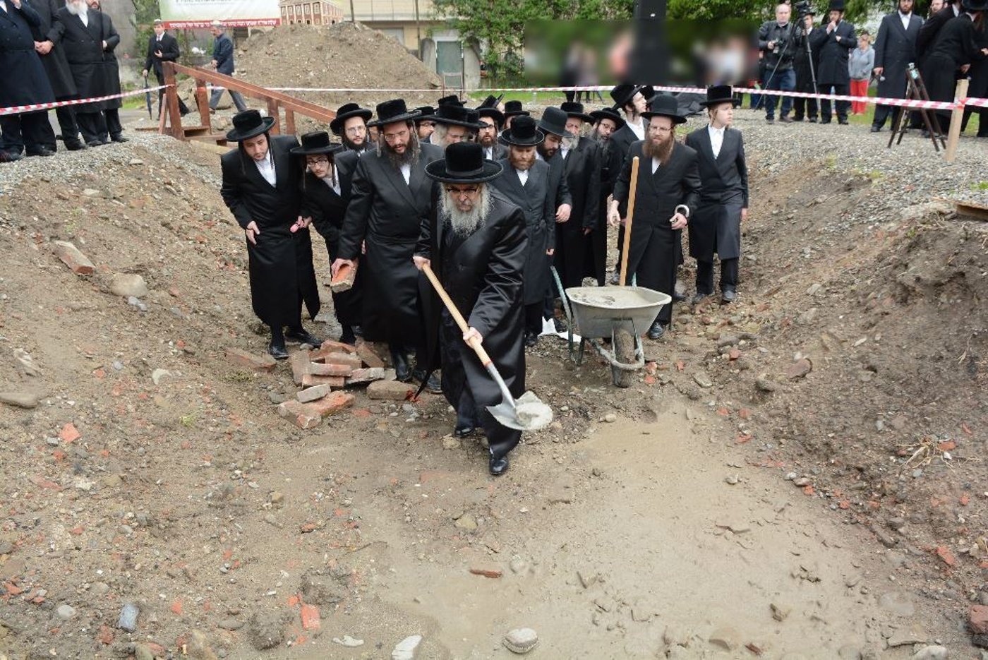 מסע האדמו"ר מסאטמר ומאות הנגידים. צפו