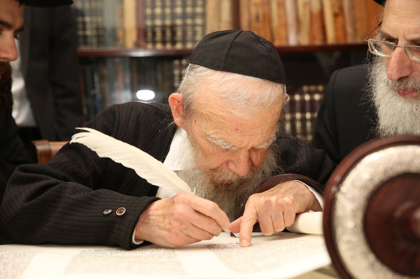 גדולי ישראל כתבו אות בס"ת של ישיבת 'תורה בתפארתה'