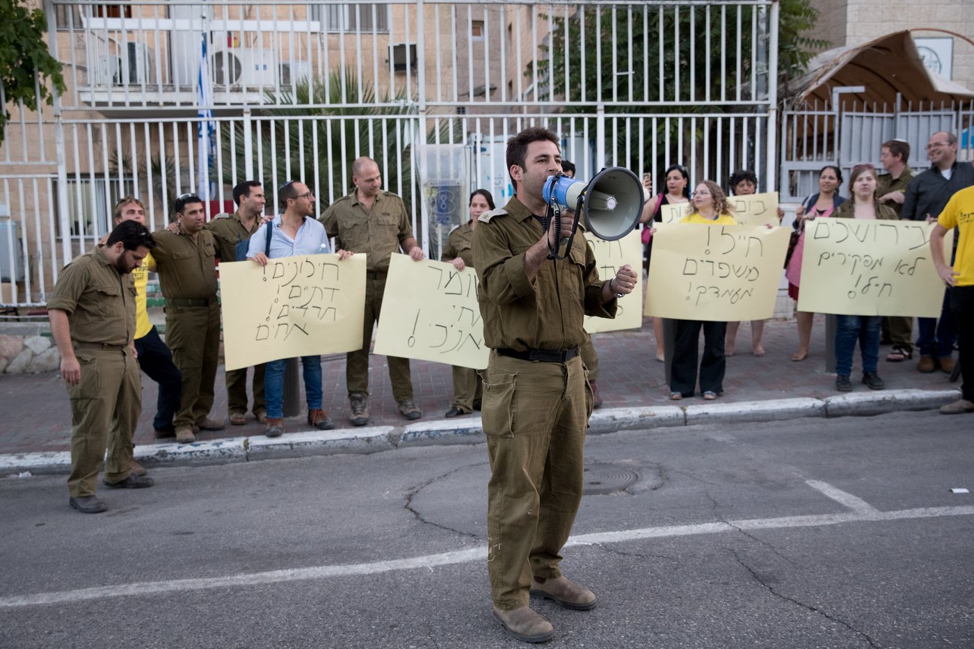 לבשו מדי צה"ל והפגינו נגד תקיפות החיילים החרדים