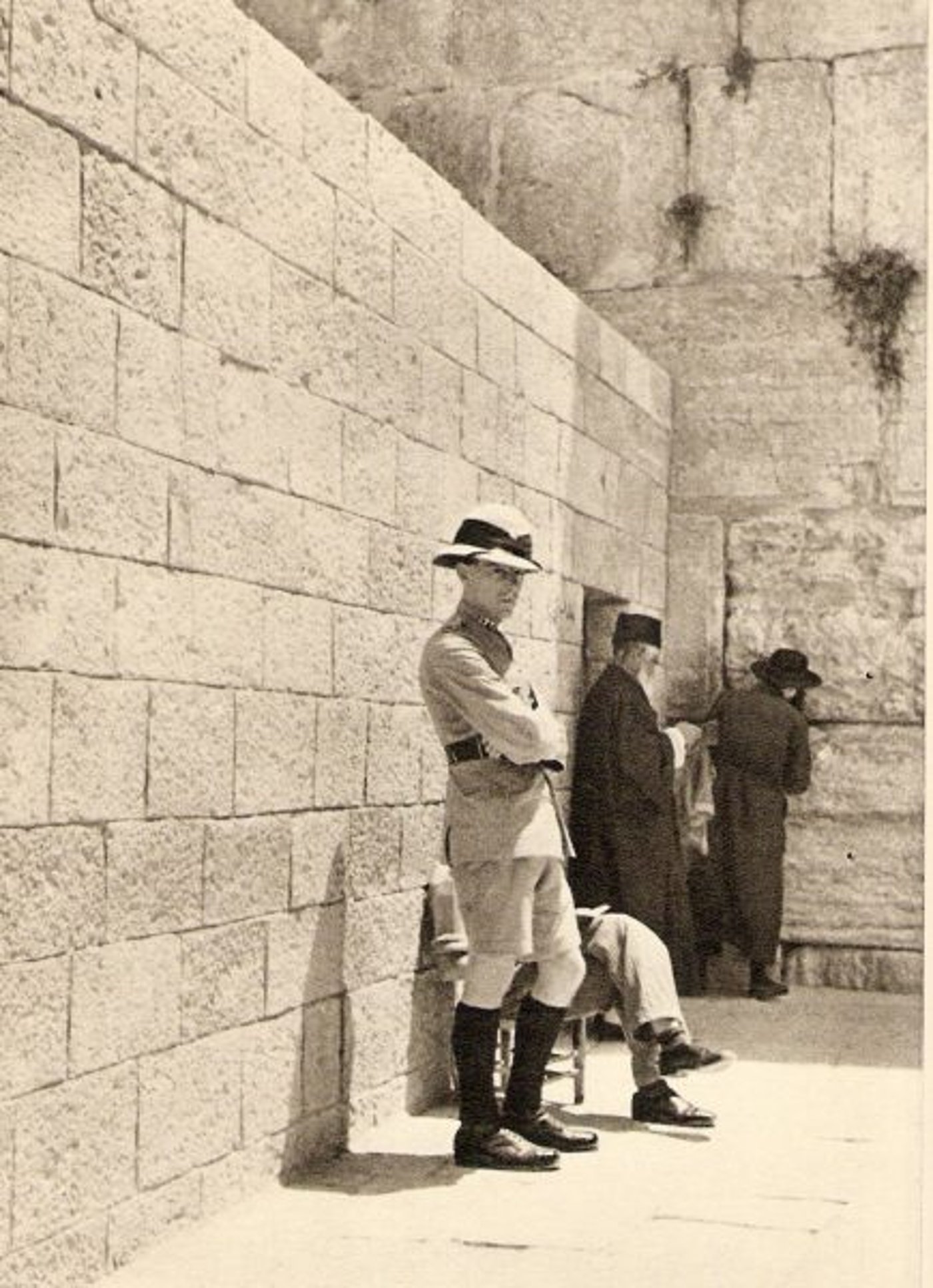 שוטר בריטי משגיח על המתפללים היהודים