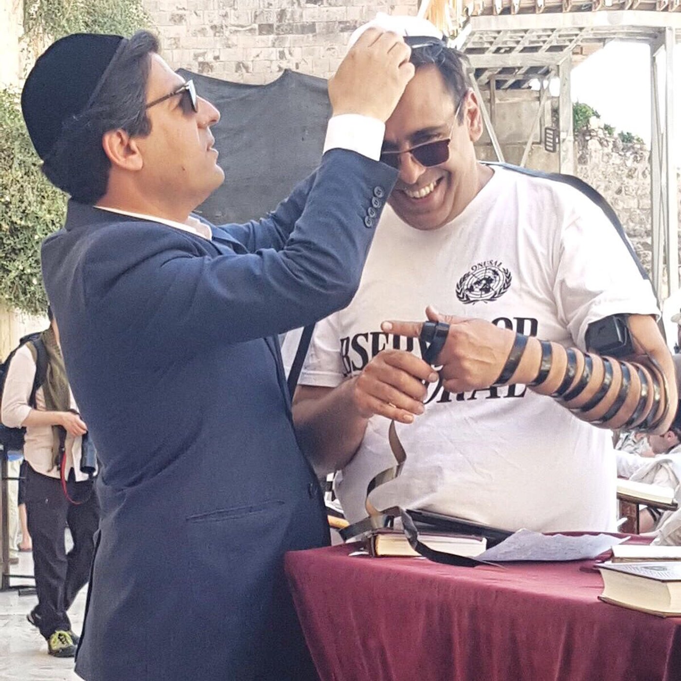 השחקן אילן פלד ורב הסלבס בתפילה בכותל