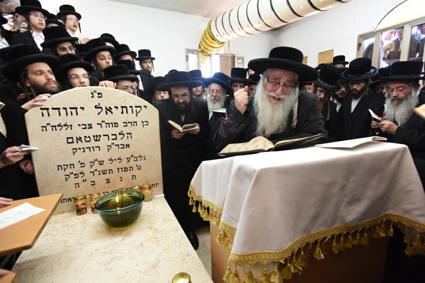 האדמו"ר בציון אביו