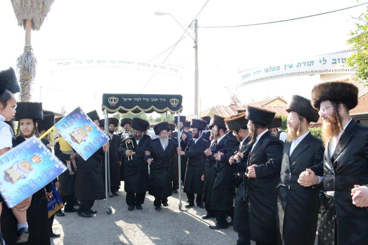 עפולה חגגה הכנסת ספר תורה • צפו בתיעוד