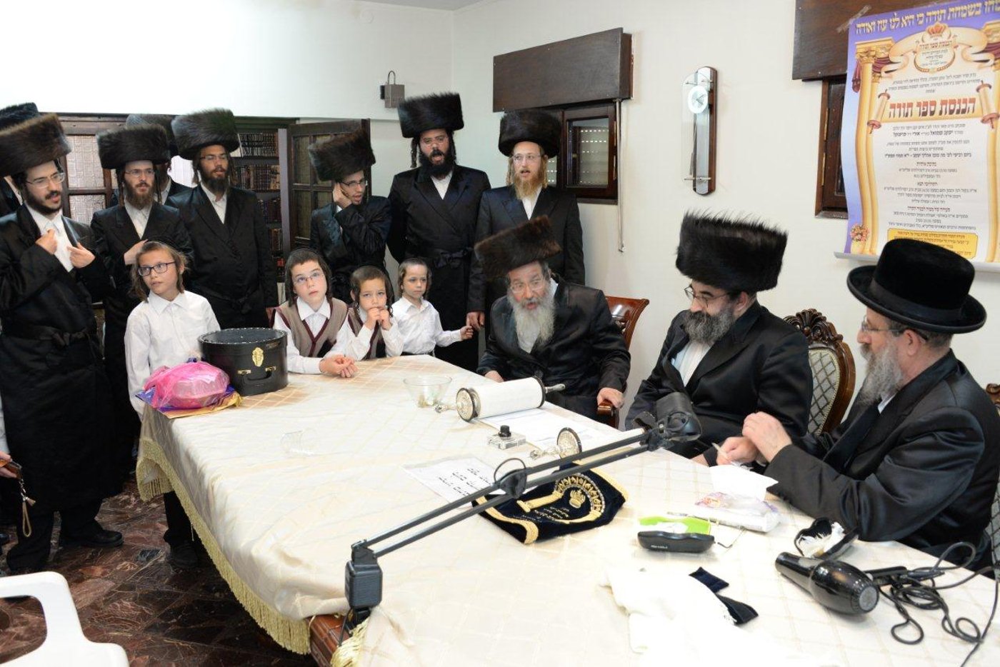 עפולה חגגה הכנסת ספר תורה • צפו בתיעוד