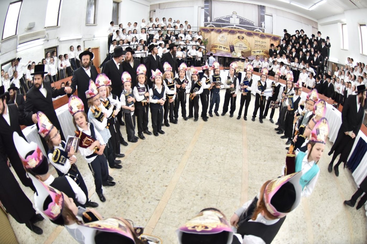ילדי כיתה ג' בת"ת 'זיו התורה' חגגו את סיום חמישה חומשי תורה • גלריה