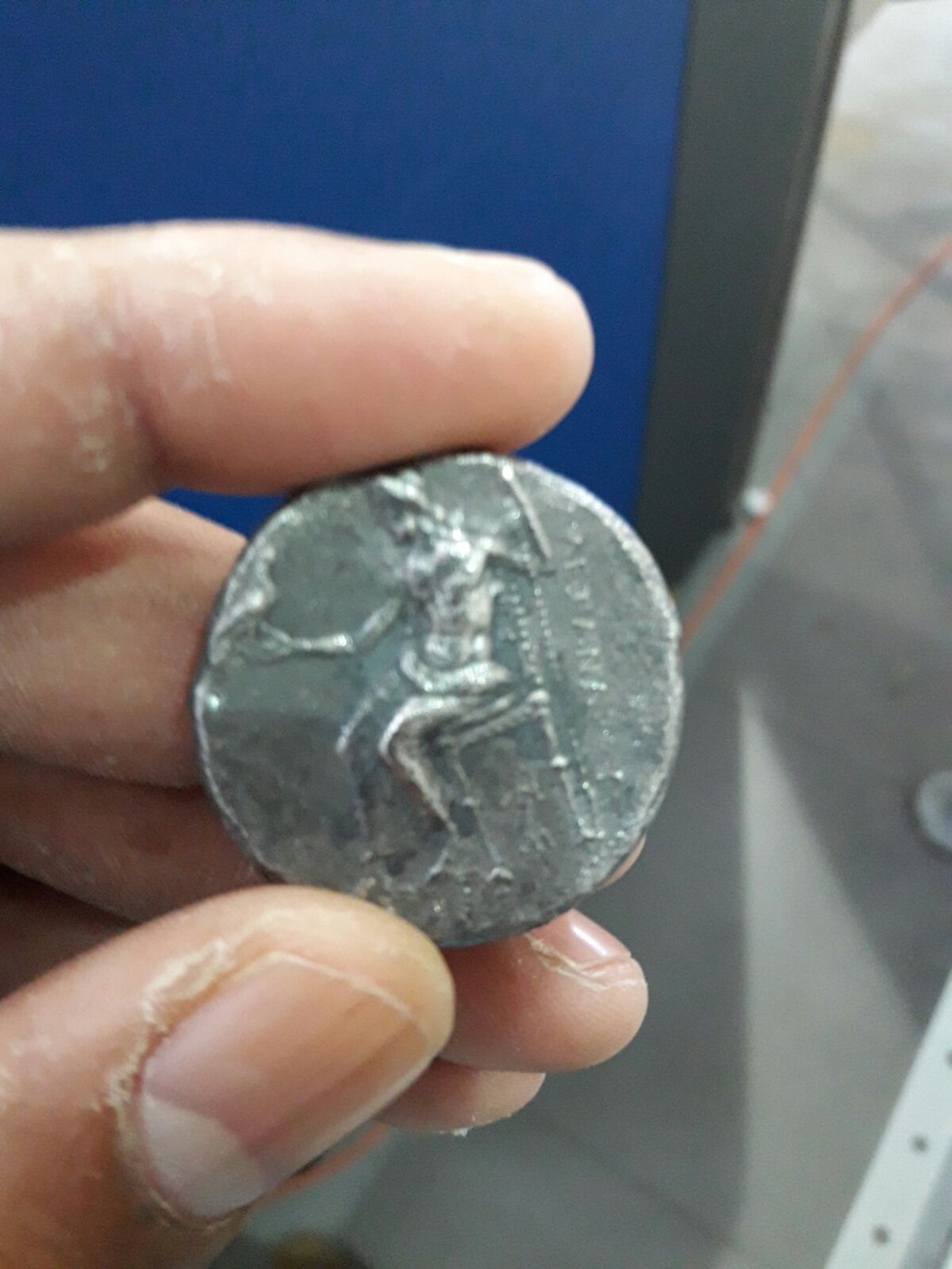 ניסה להבריח מטבעות עתיקים ונלכד