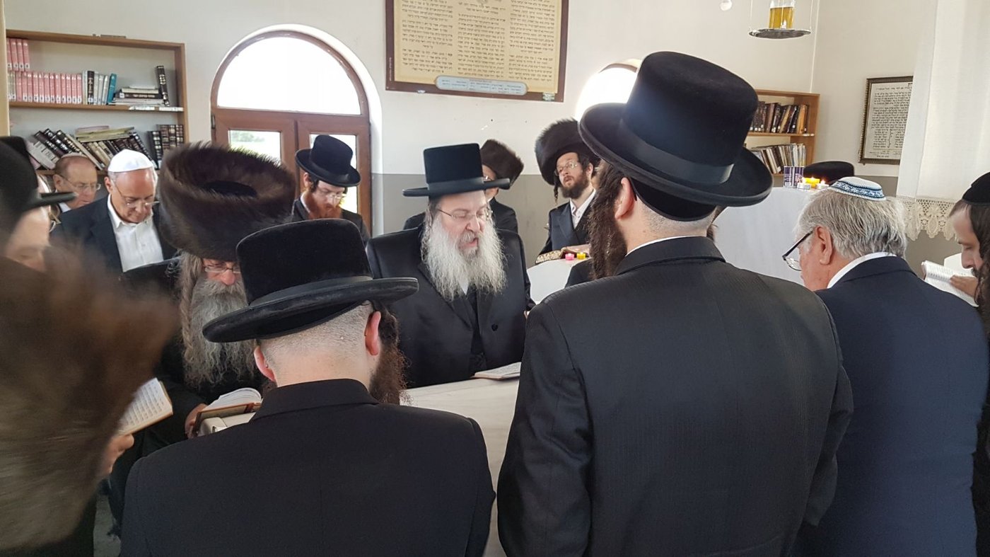 האדמו"ר מנדבורנא בתפילה על ציון הבעש"ט במעז'יבוז
