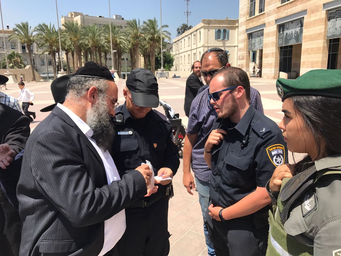 ילדי 'סנהדרין' הפגינו נגד ניר ברקת: "רק כי אנחנו ספרדים"