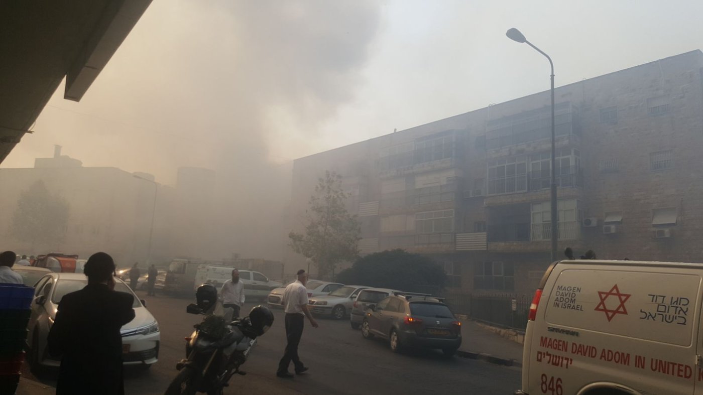 העשן הסמיך - וההוראה: "על תושבי רוממה להסתגר בבתיהם"