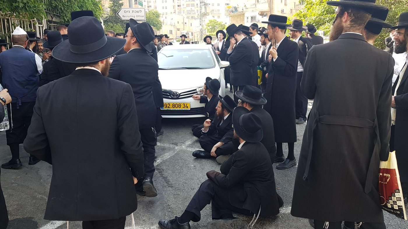בגלל מעצר עריק: שוטרות נאבקו במפגינים הקיצוניים • צפו
