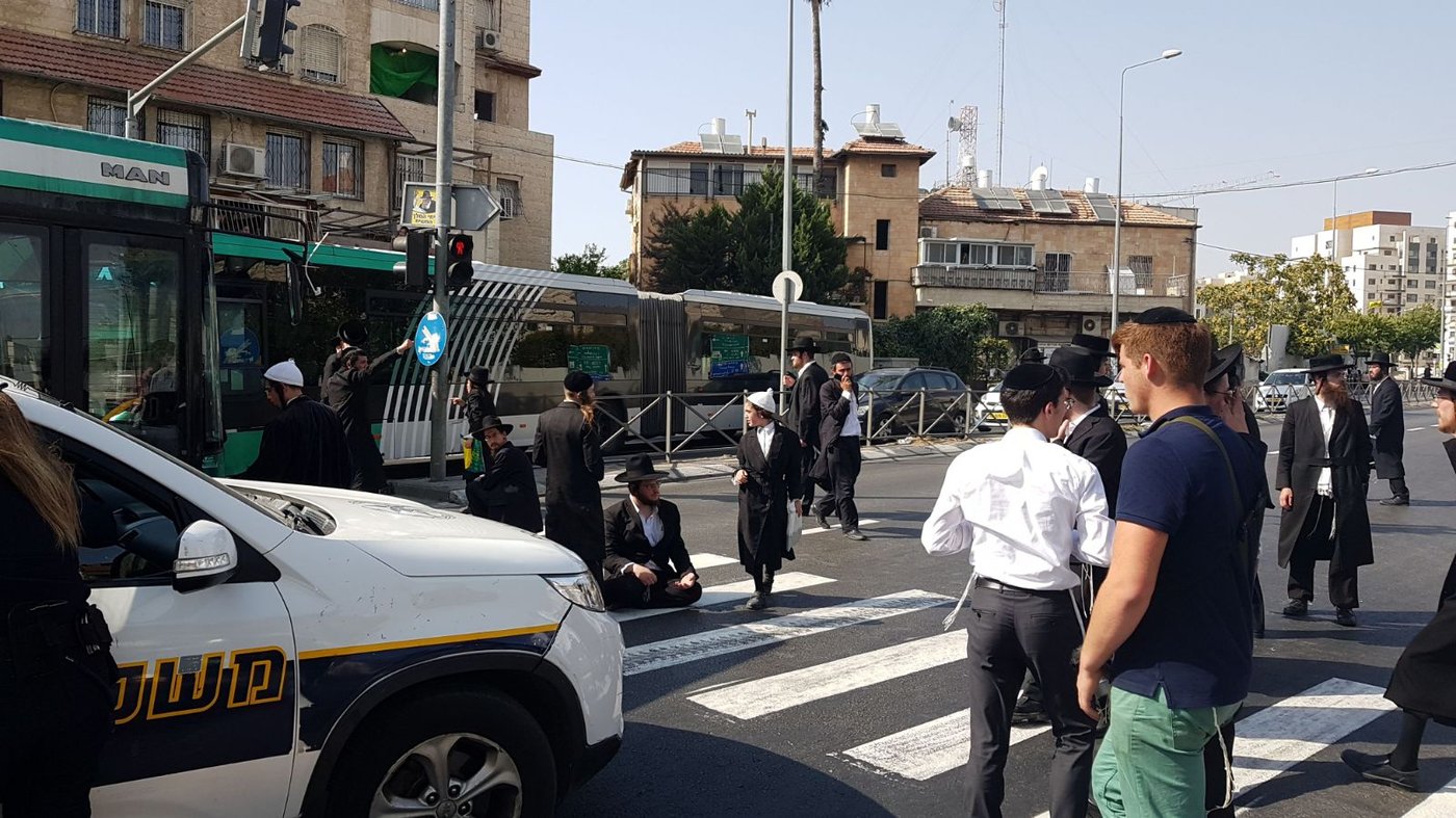 בגלל מעצר עריק: שוטרות נאבקו במפגינים הקיצוניים • צפו