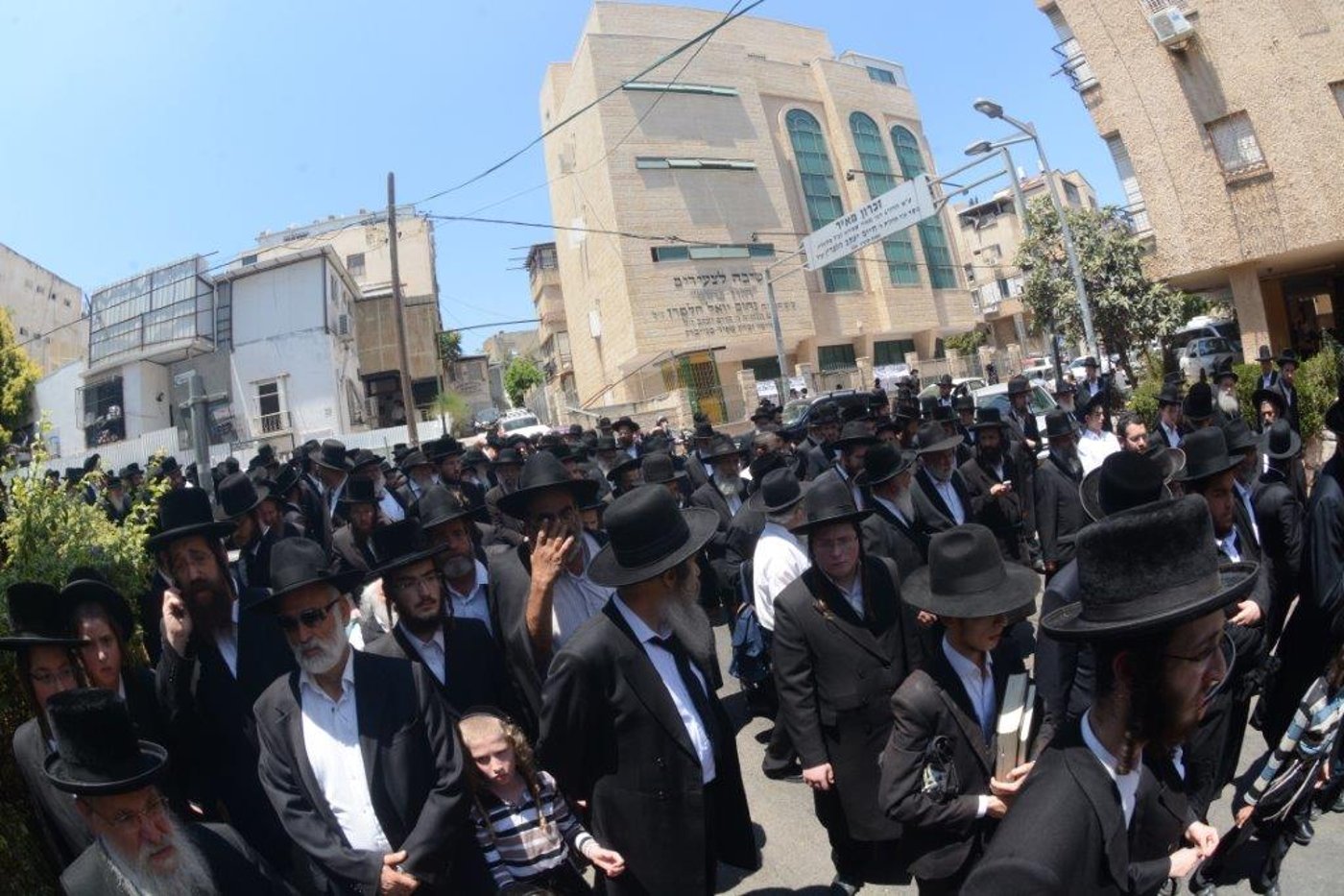 הרבנים והאדמו"רים אמרו קדיש אחר מיטת הרב אברהם הלפרין ז"ל • צפו