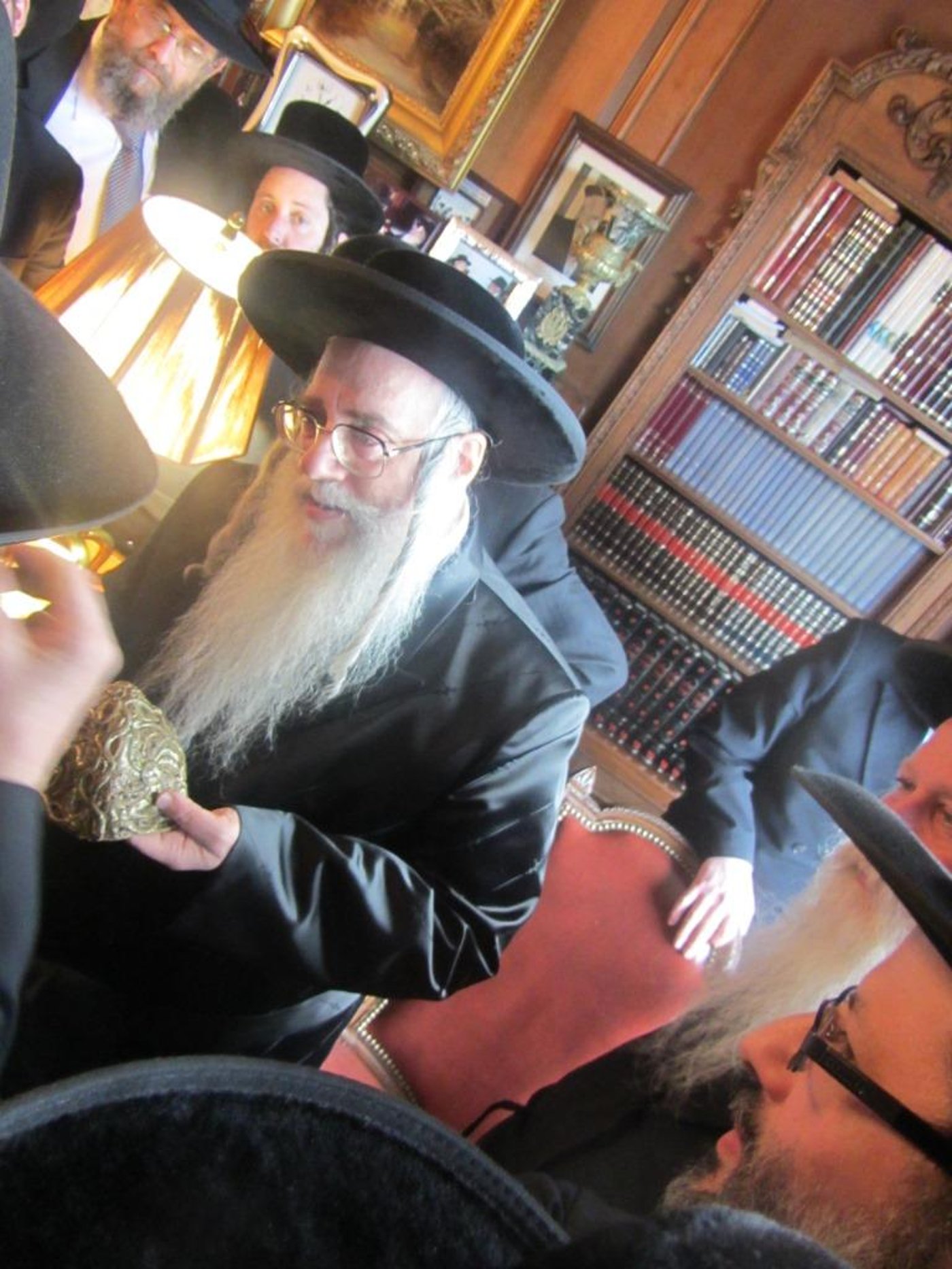 הנגיד שנפטר וחפצי האמנות הקדושים. צפו