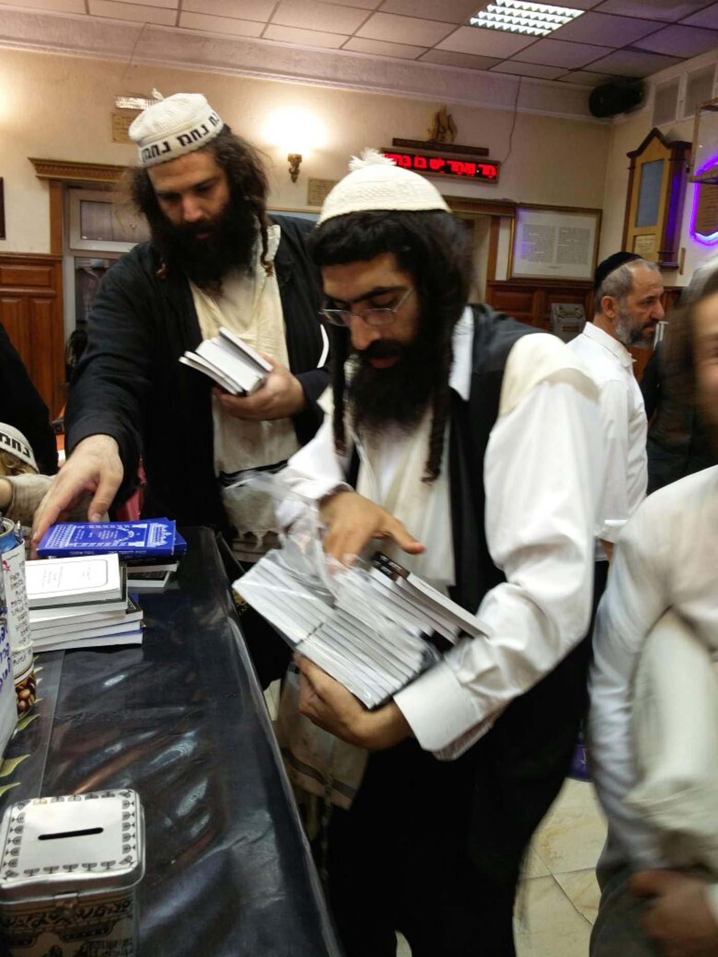 דִמְעָתָהּ עַל לֶחֱיָהּ | תשעה באב באומן • צפו