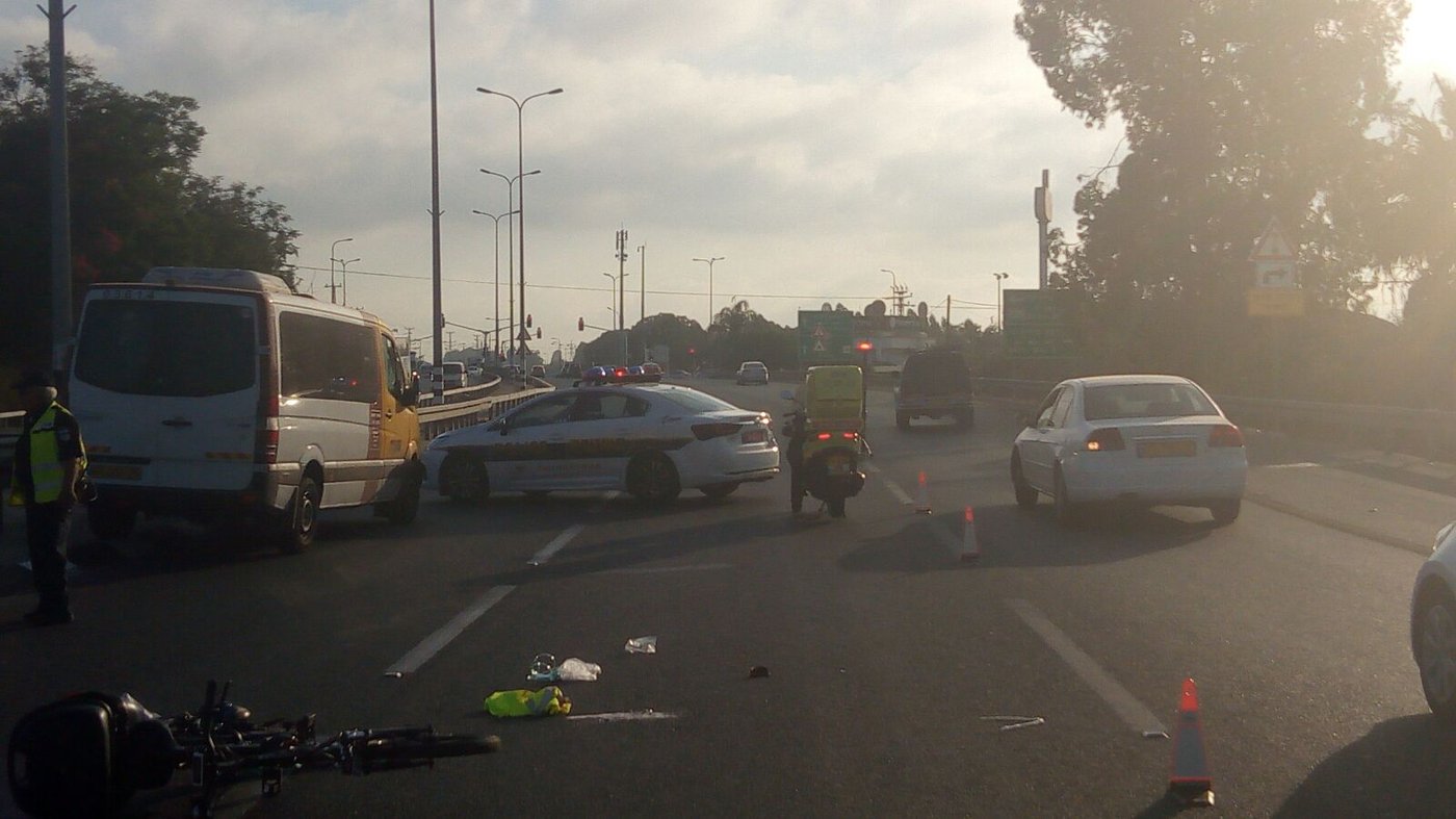 רוכב אופניים חשמליים נהרג מפגיעת מונית