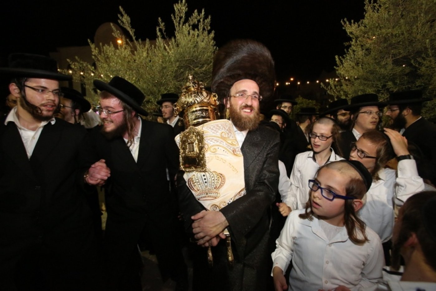 המתמידים חגגו בביתר עם ספר תורה מזהב • תיעוד ענק