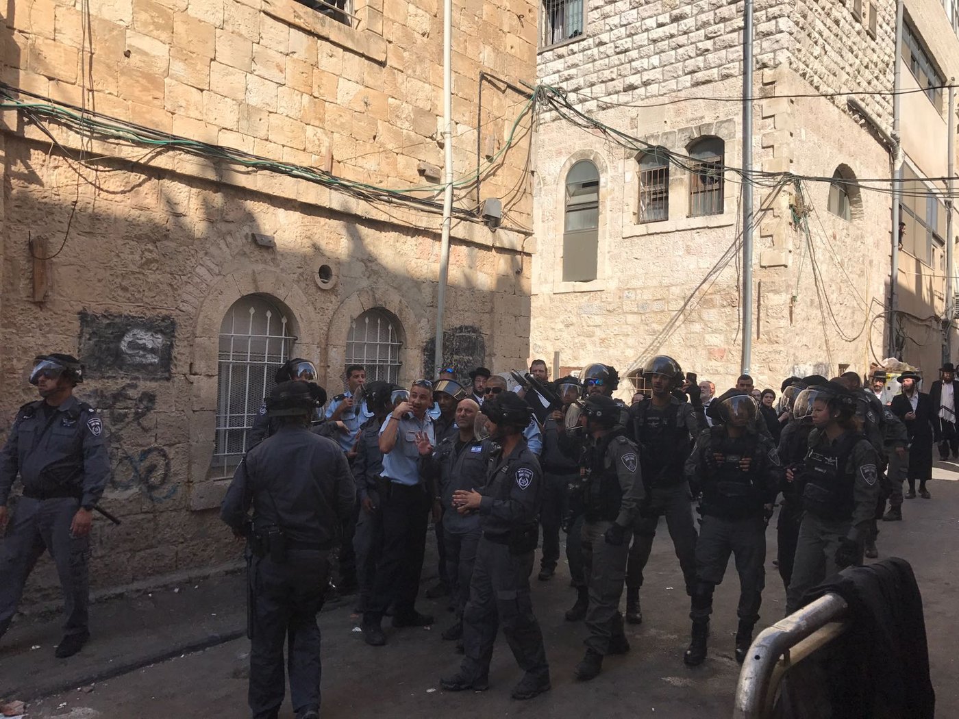 גם ילדות חטפו: עימותים אלימים בפשיטה של המשטרה